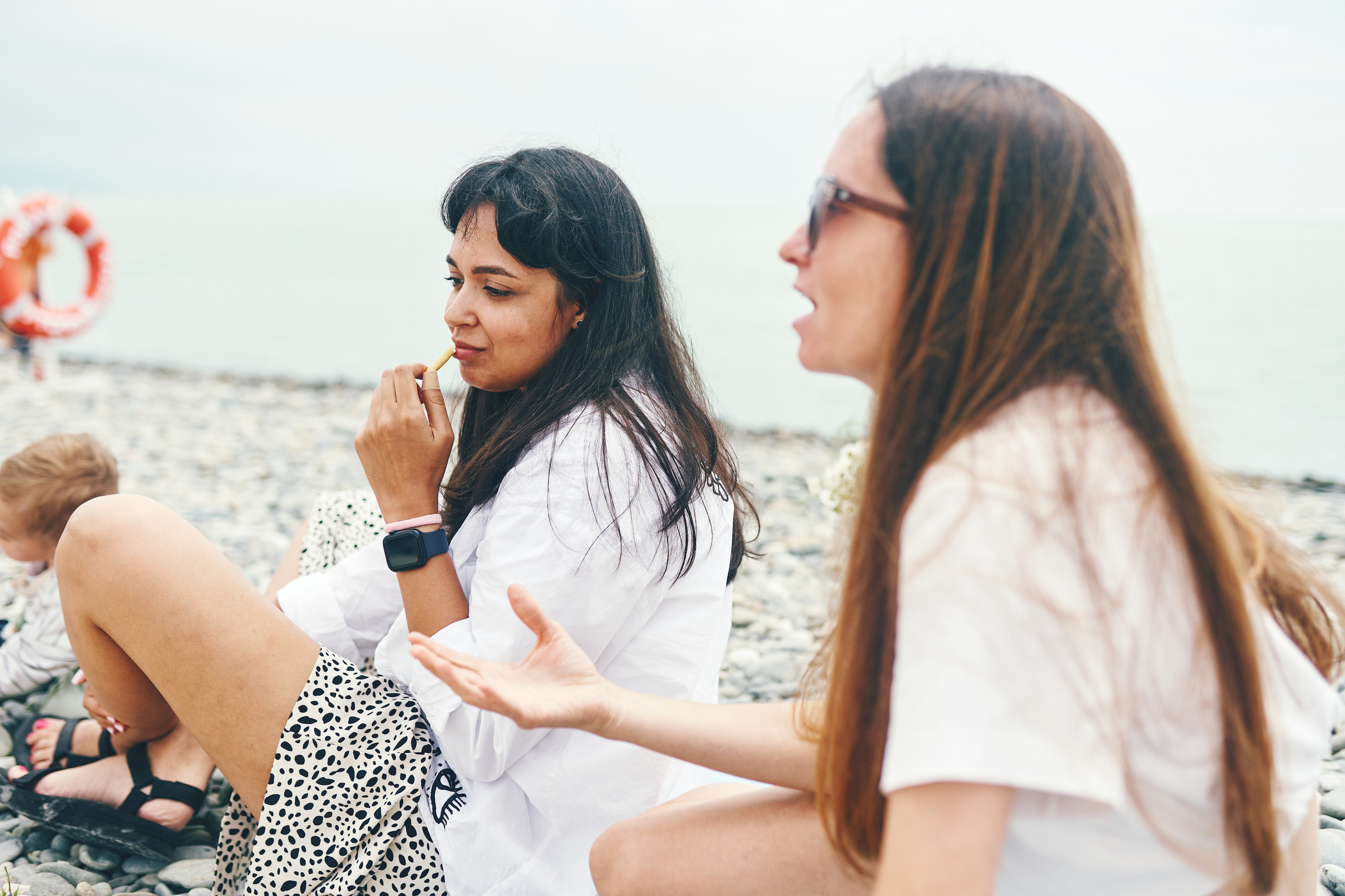 Репортажная съемка женского пикника на берегу Черного моря. Фотограф в Сочи Катя Гончарова