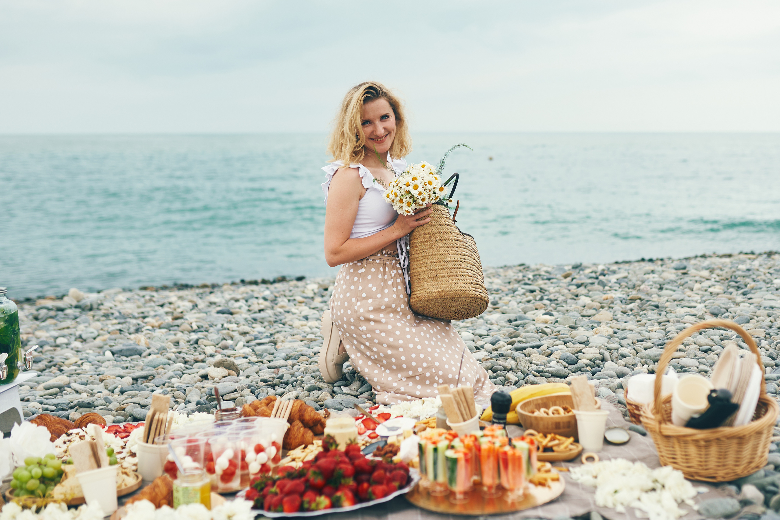 Репортажная съемка женского пикника на берегу Черного моря. Фотограф в Сочи Катя Гончарова