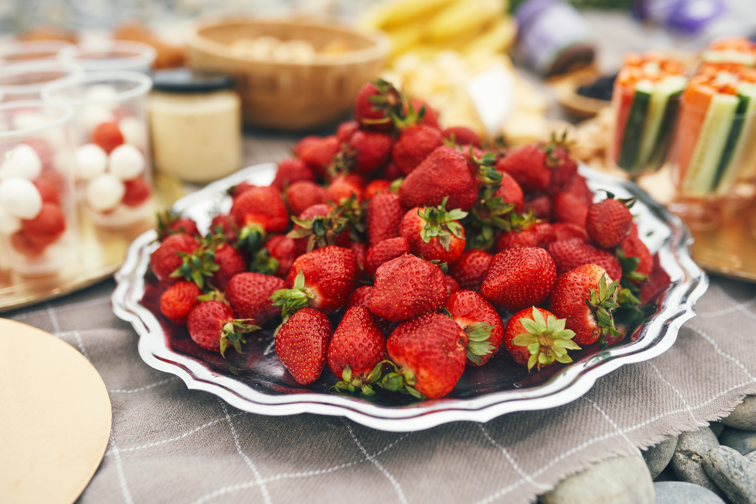 Репортажная съемка женского пикника на берегу Черного моря. Фотограф в Сочи Катя Гончарова