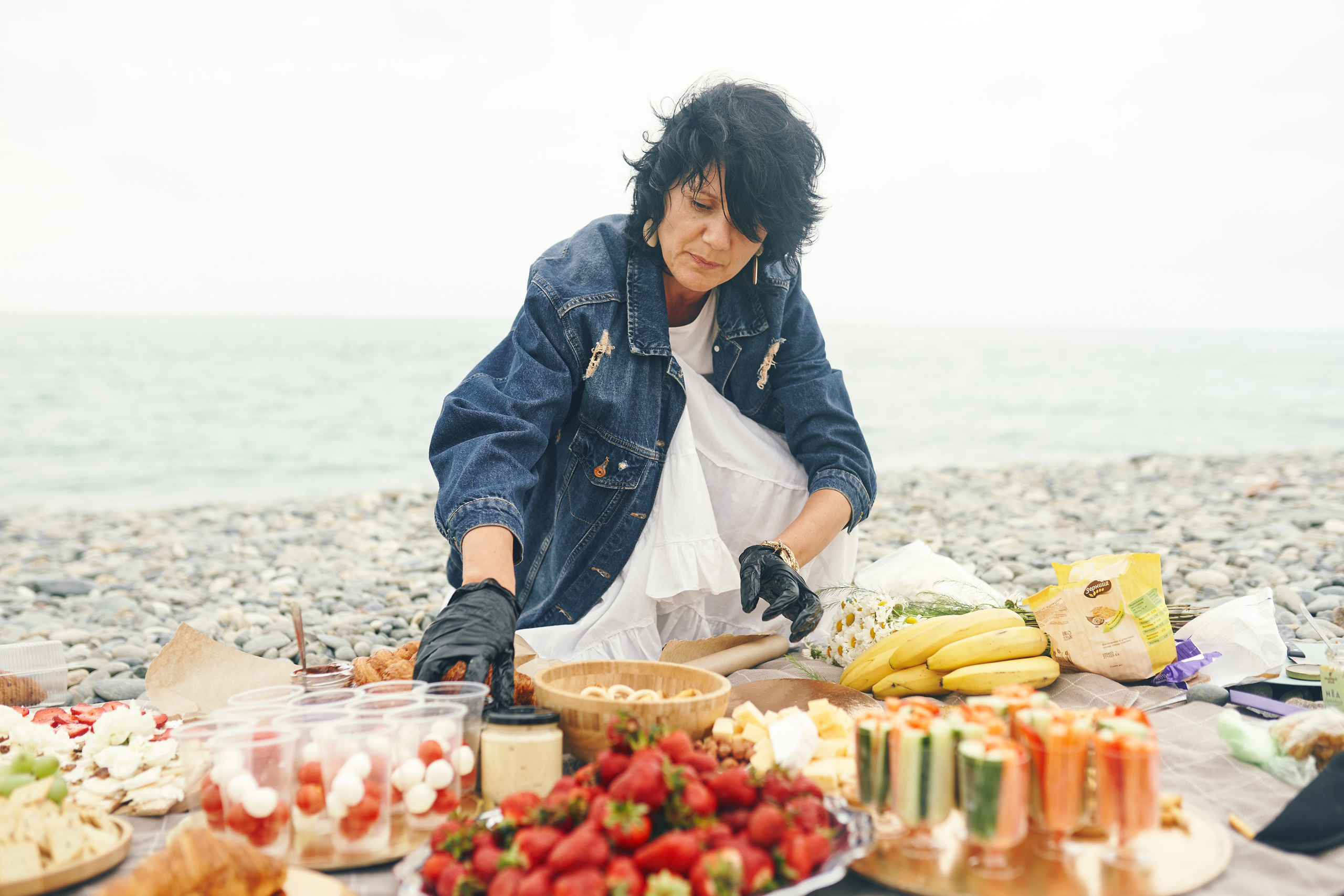Репортажная съемка женского пикника на берегу Черного моря. Фотограф в Сочи Катя Гончарова