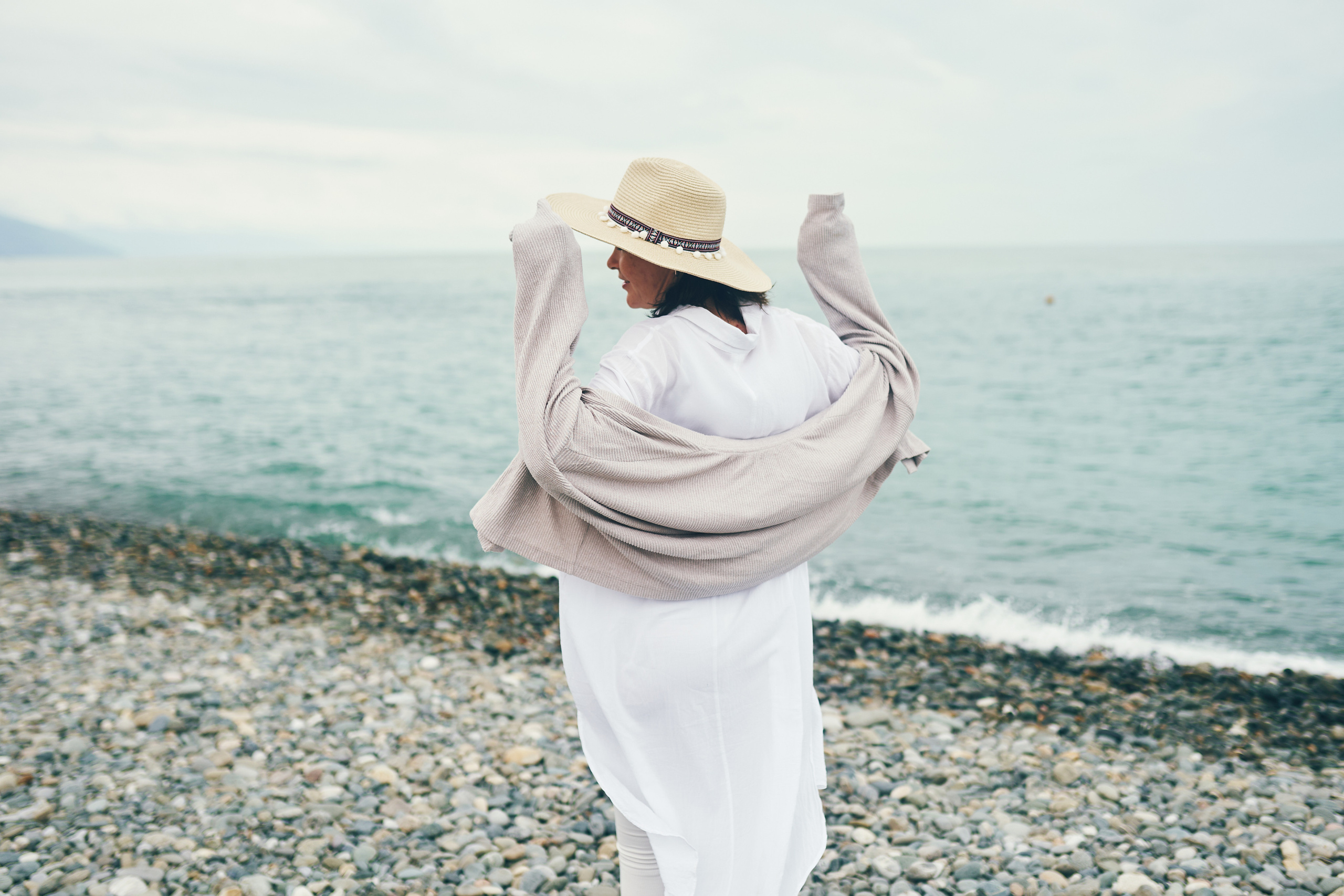 Репортажная съемка женского пикника на берегу Черного моря. Фотограф в Сочи Катя Гончарова