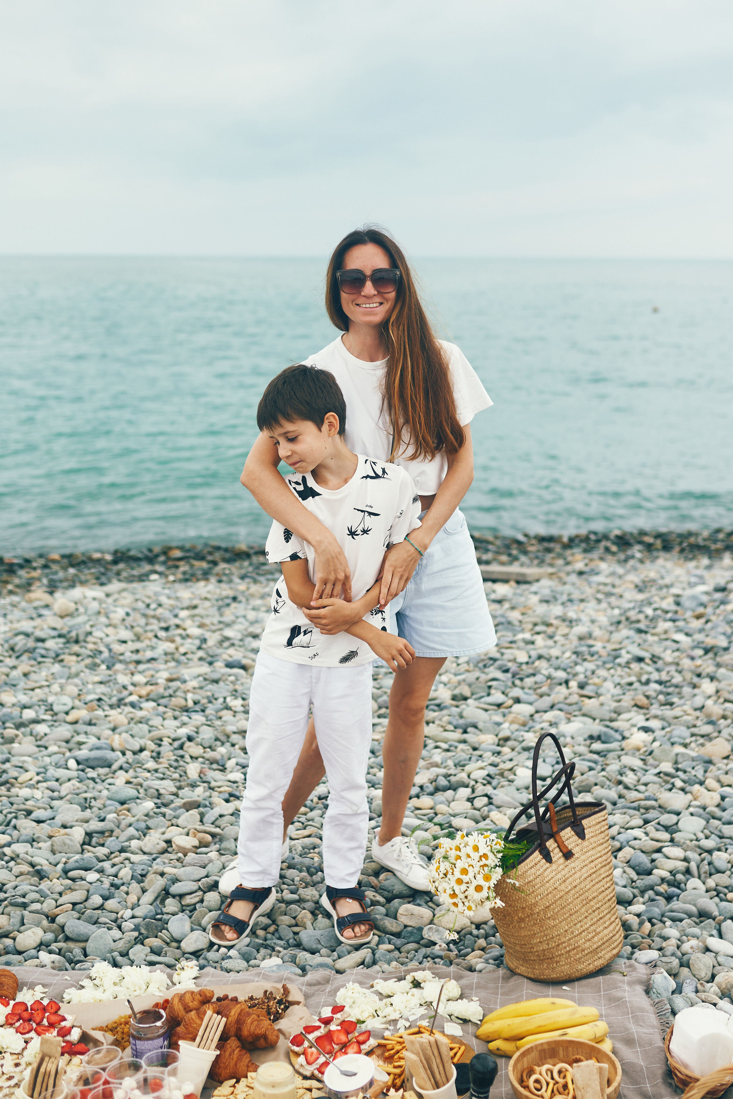 Репортажная съемка женского пикника на берегу Черного моря. Фотограф в Сочи Катя Гончарова