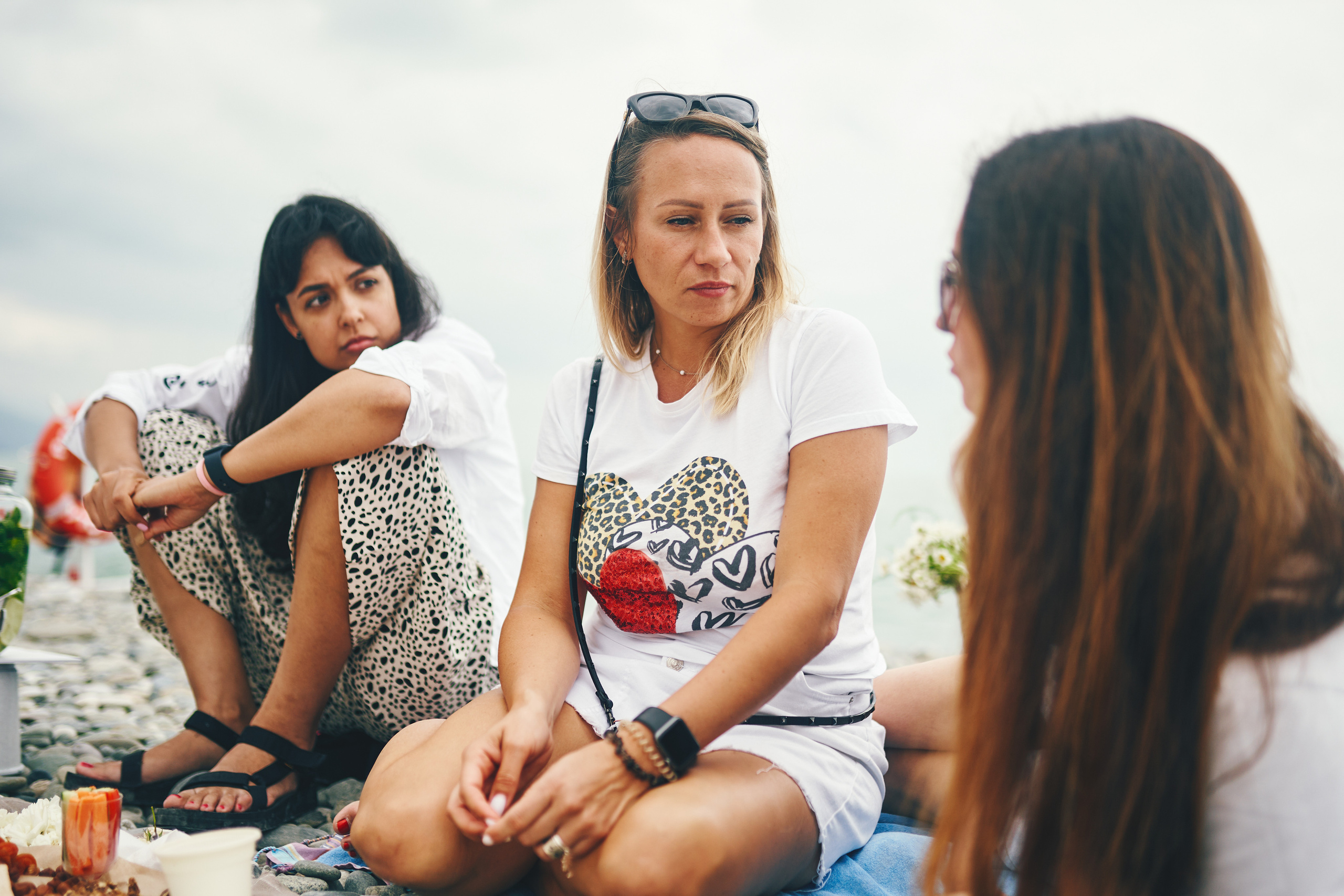 Репортажная съемка женского пикника на берегу Черного моря. Фотограф в Сочи Катя Гончарова