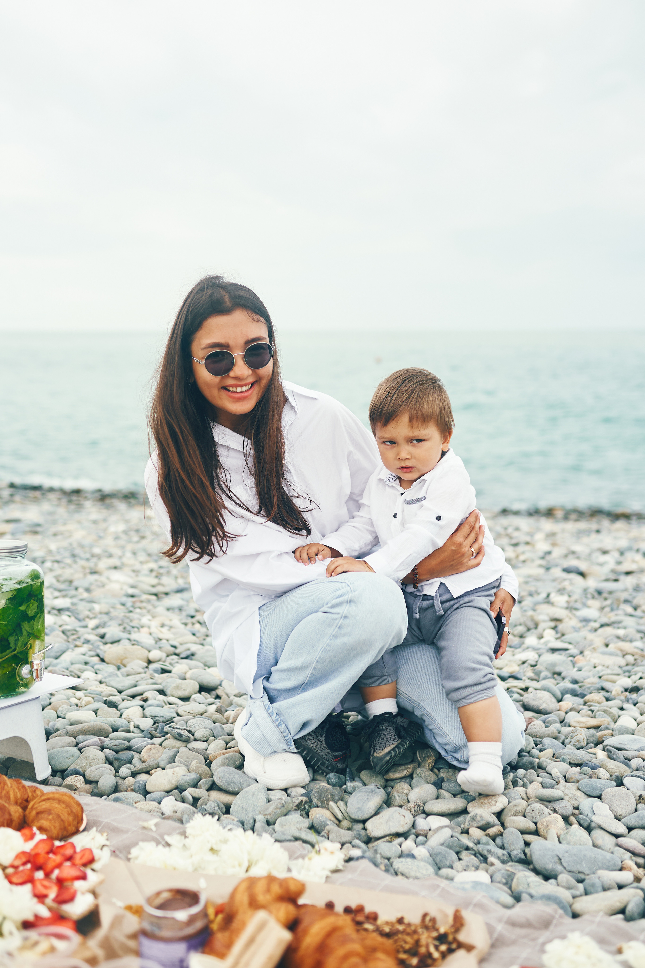 Репортажная съемка женского пикника на берегу Черного моря. Фотограф в Сочи Катя Гончарова