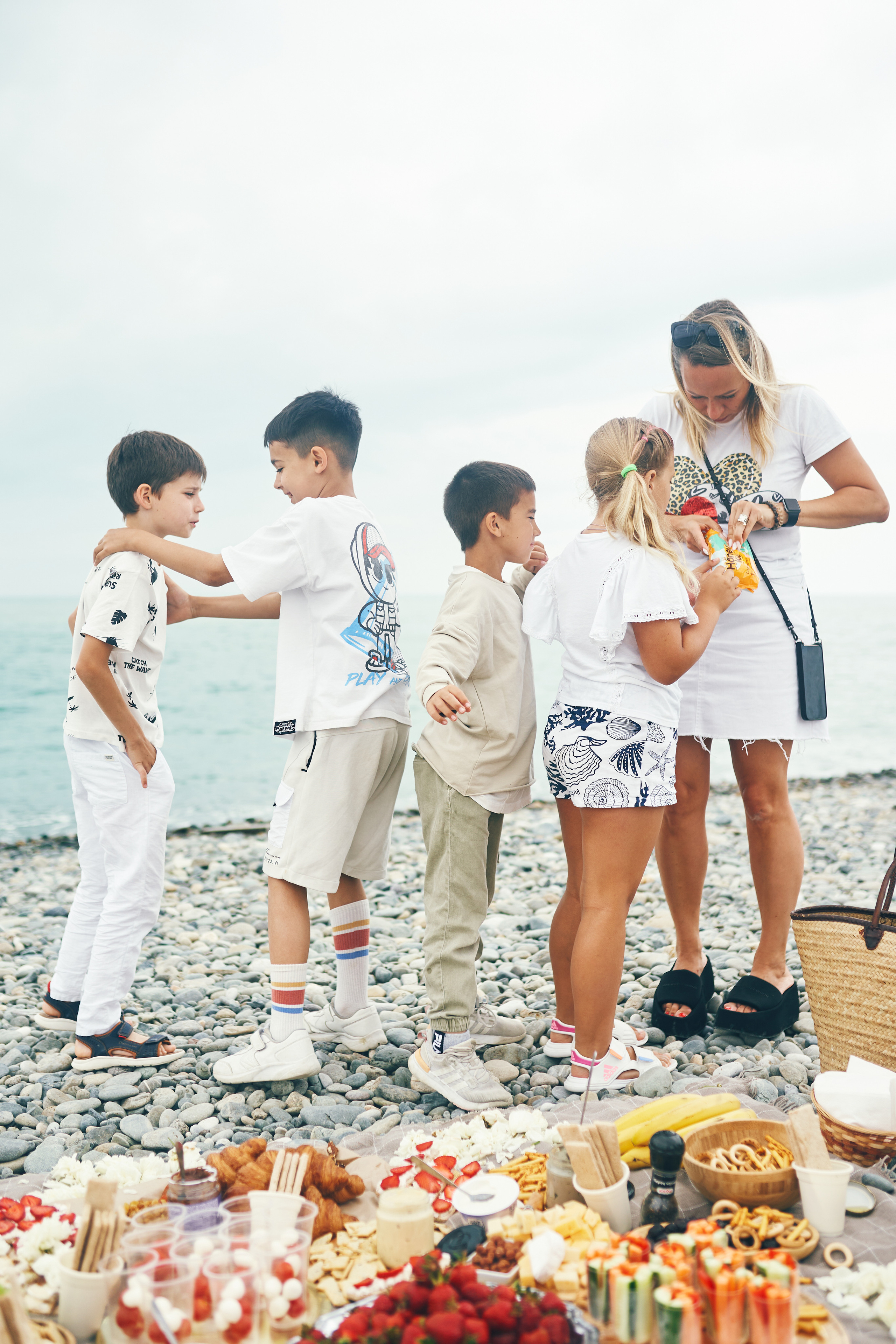 Репортажная съемка женского пикника на берегу Черного моря. Фотограф в Сочи Катя Гончарова