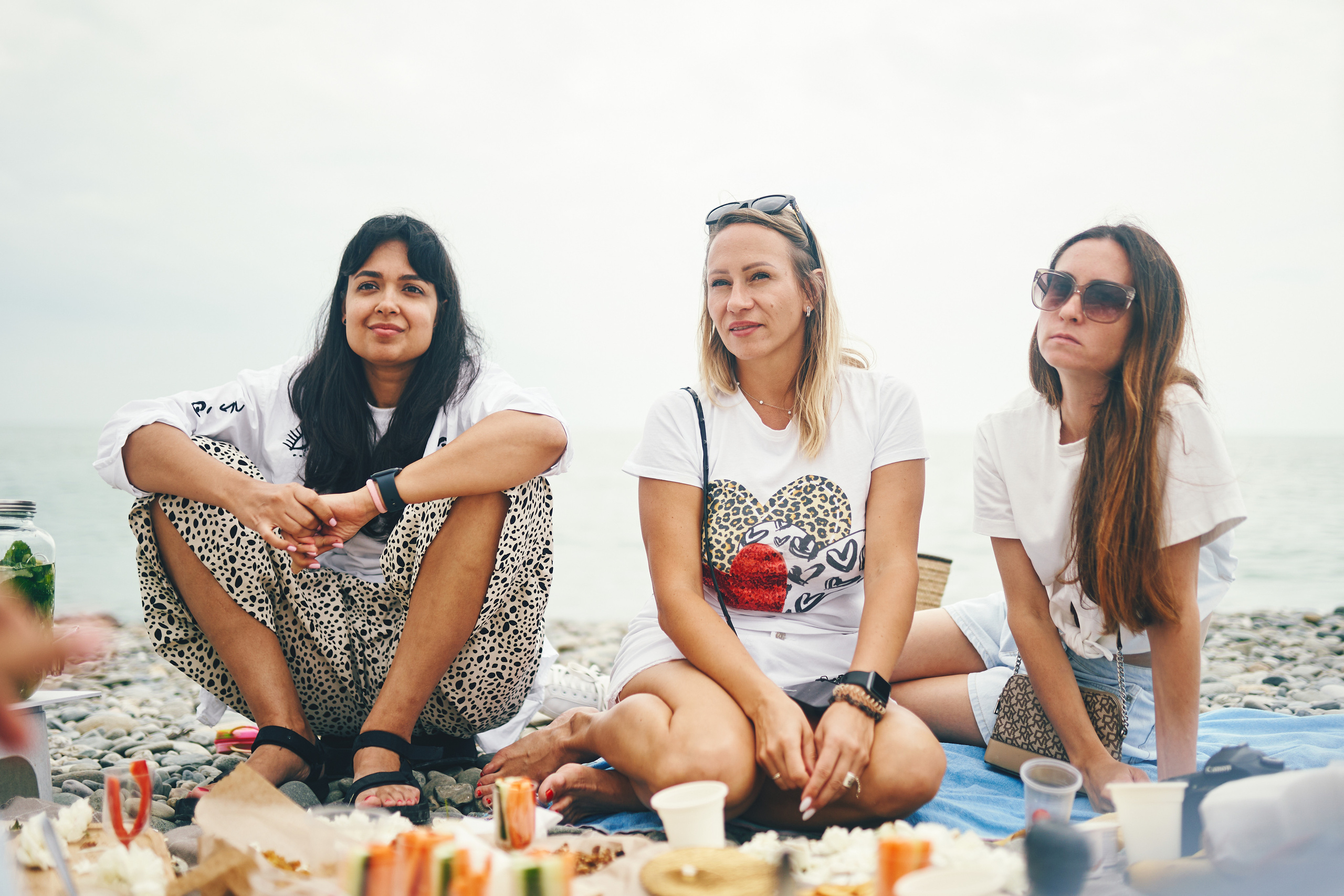 Репортажная съемка женского пикника на берегу Черного моря. Фотограф в Сочи Катя Гончарова