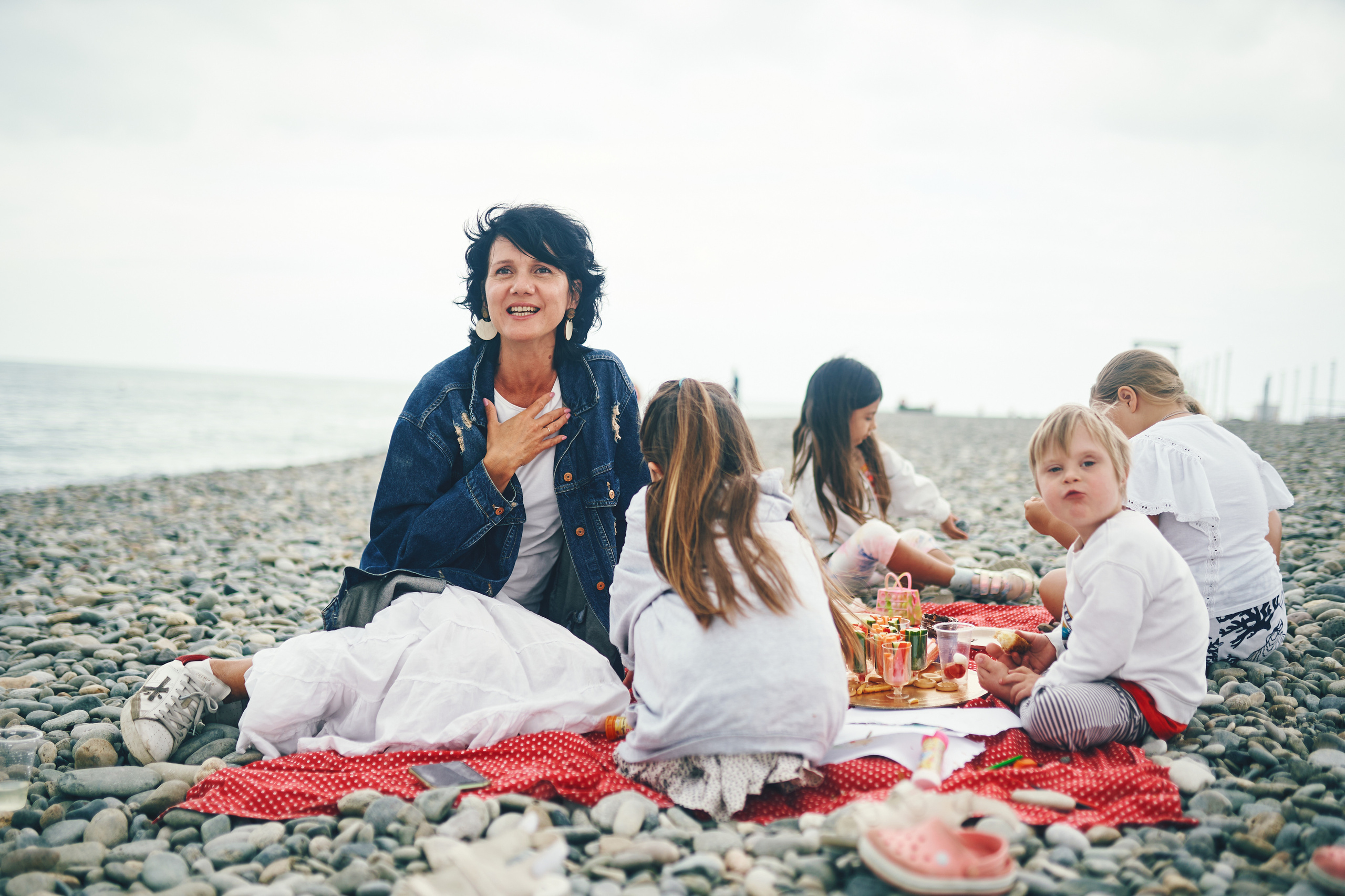 Репортажная съемка женского пикника на берегу Черного моря. Фотограф в Сочи Катя Гончарова