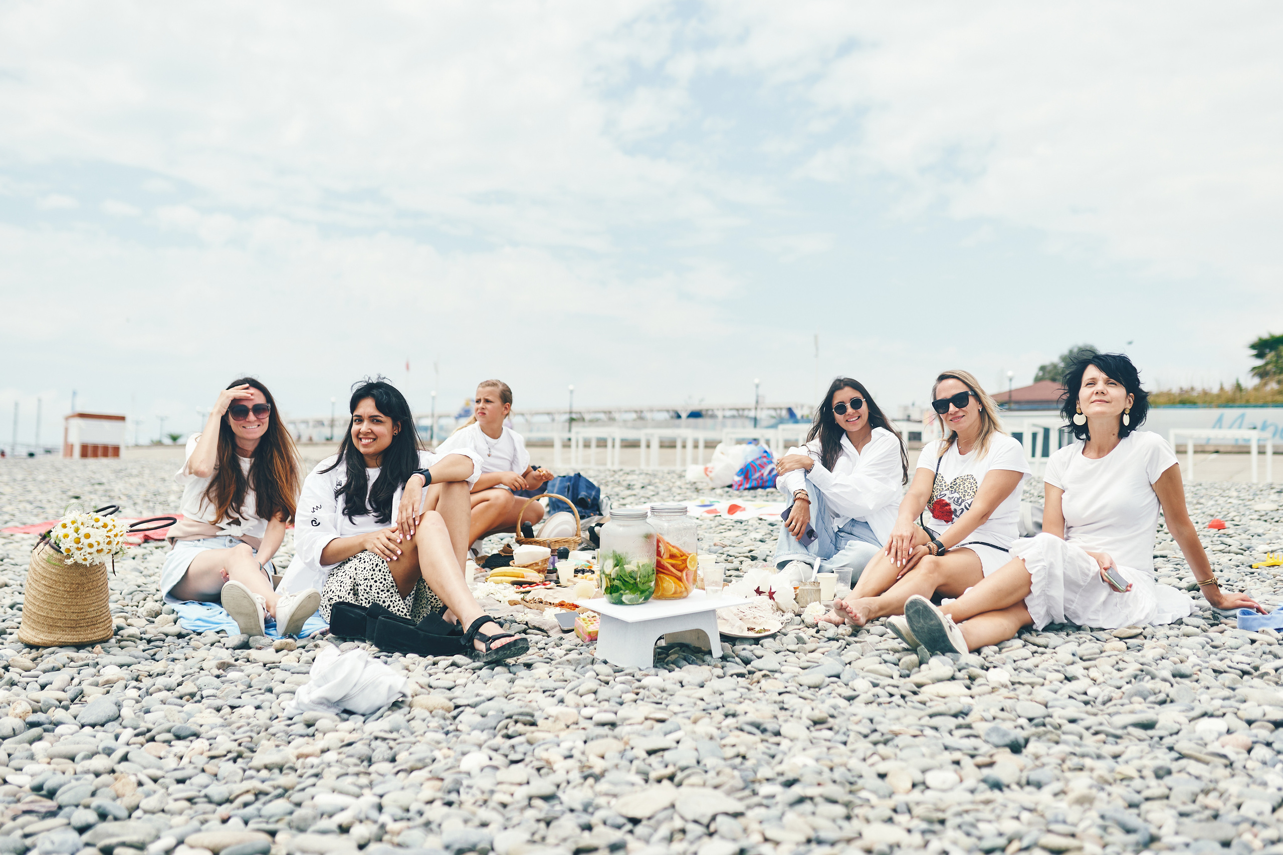 Репортажная съемка женского пикника на берегу Черного моря. Фотограф в Сочи Катя Гончарова