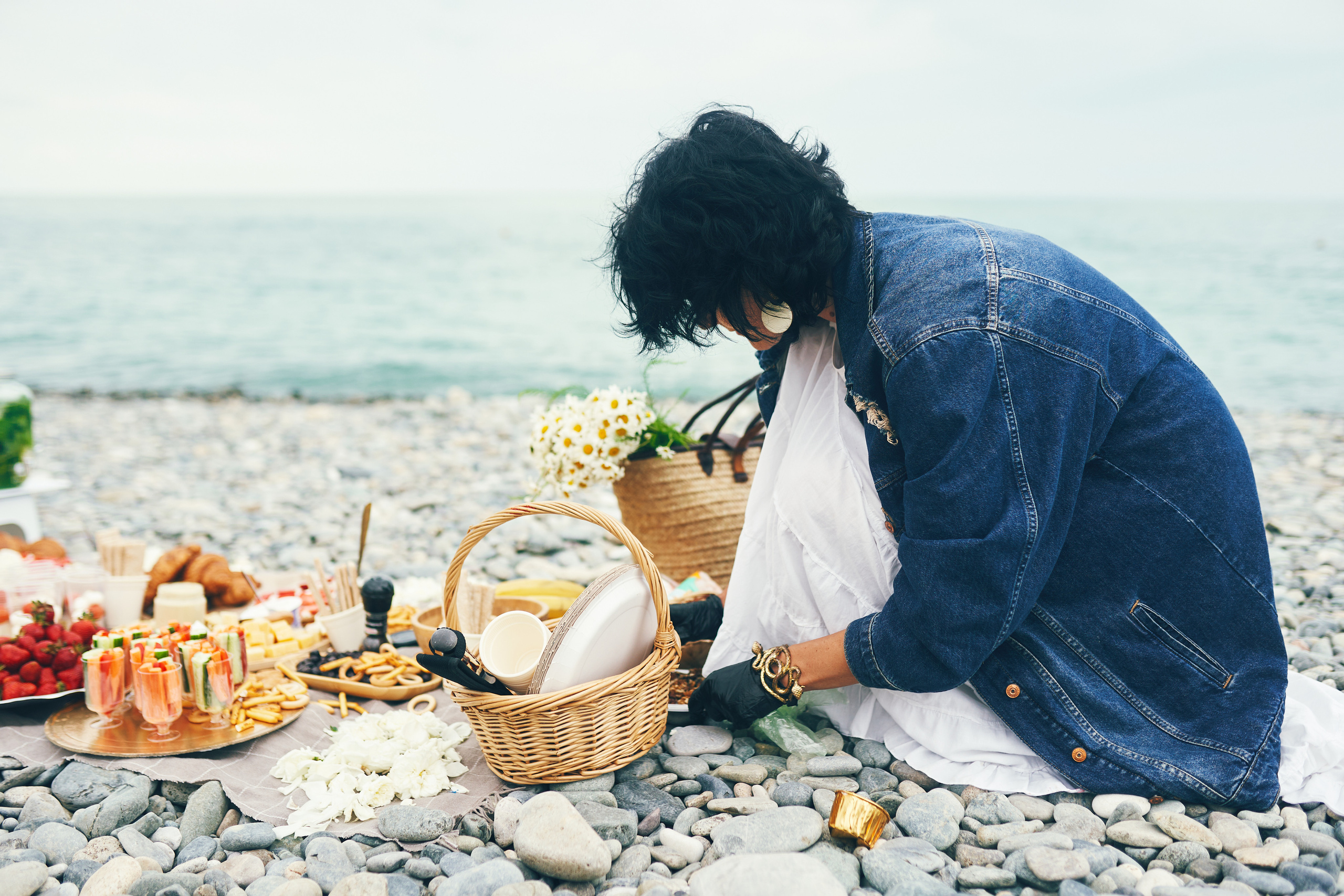 Репортажная съемка женского пикника на берегу Черного моря. Фотограф в Сочи Катя Гончарова