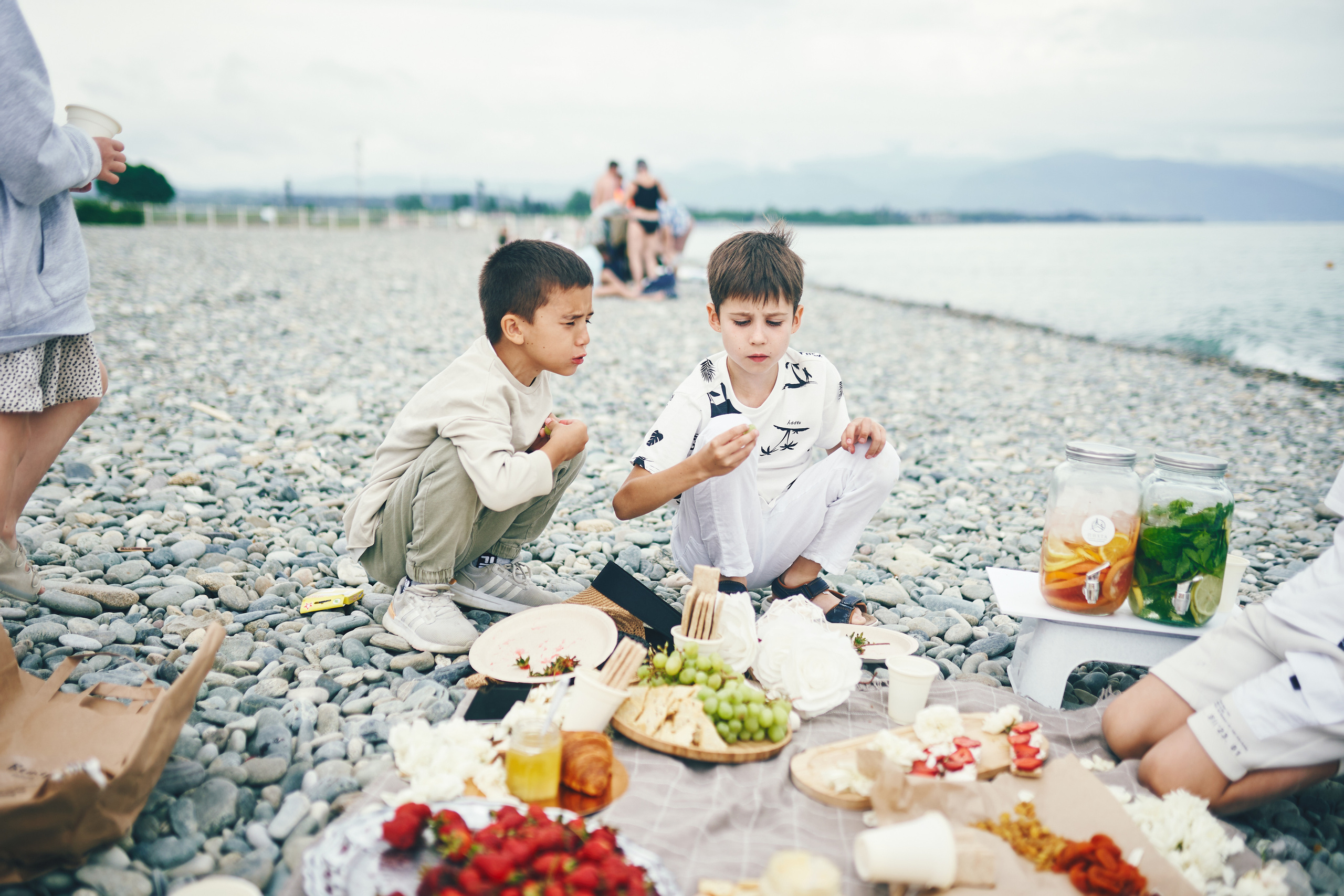 Репортажная съемка женского пикника на берегу Черного моря. Фотограф в Сочи Катя Гончарова