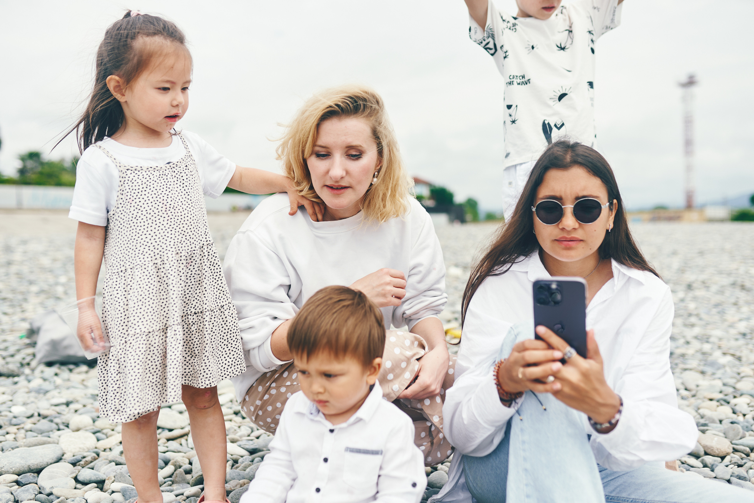 Репортажная съемка женского пикника на берегу Черного моря. Фотограф в Сочи Катя Гончарова