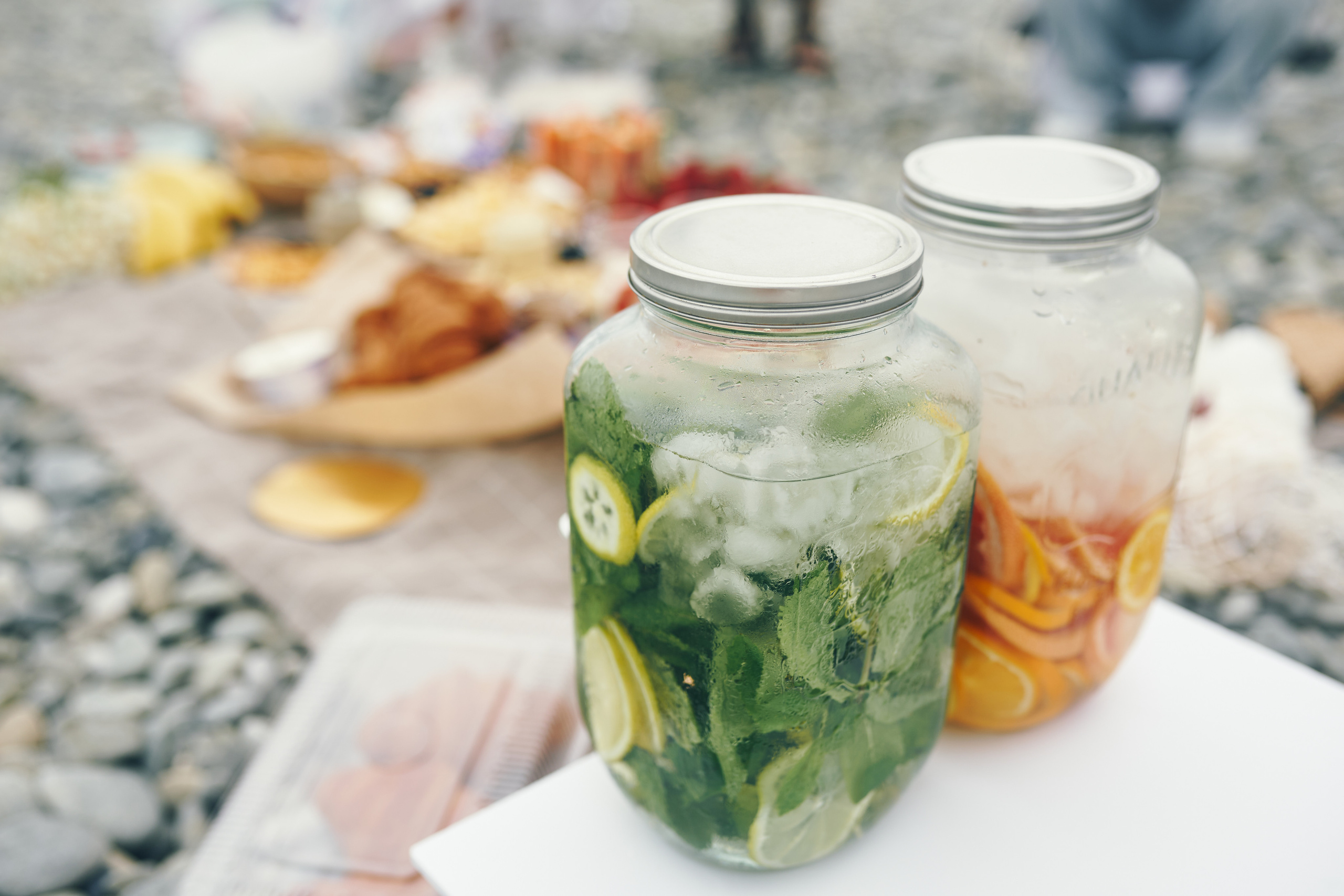 Репортажная съемка женского пикника на берегу Черного моря. Фотограф в Сочи Катя Гончарова
