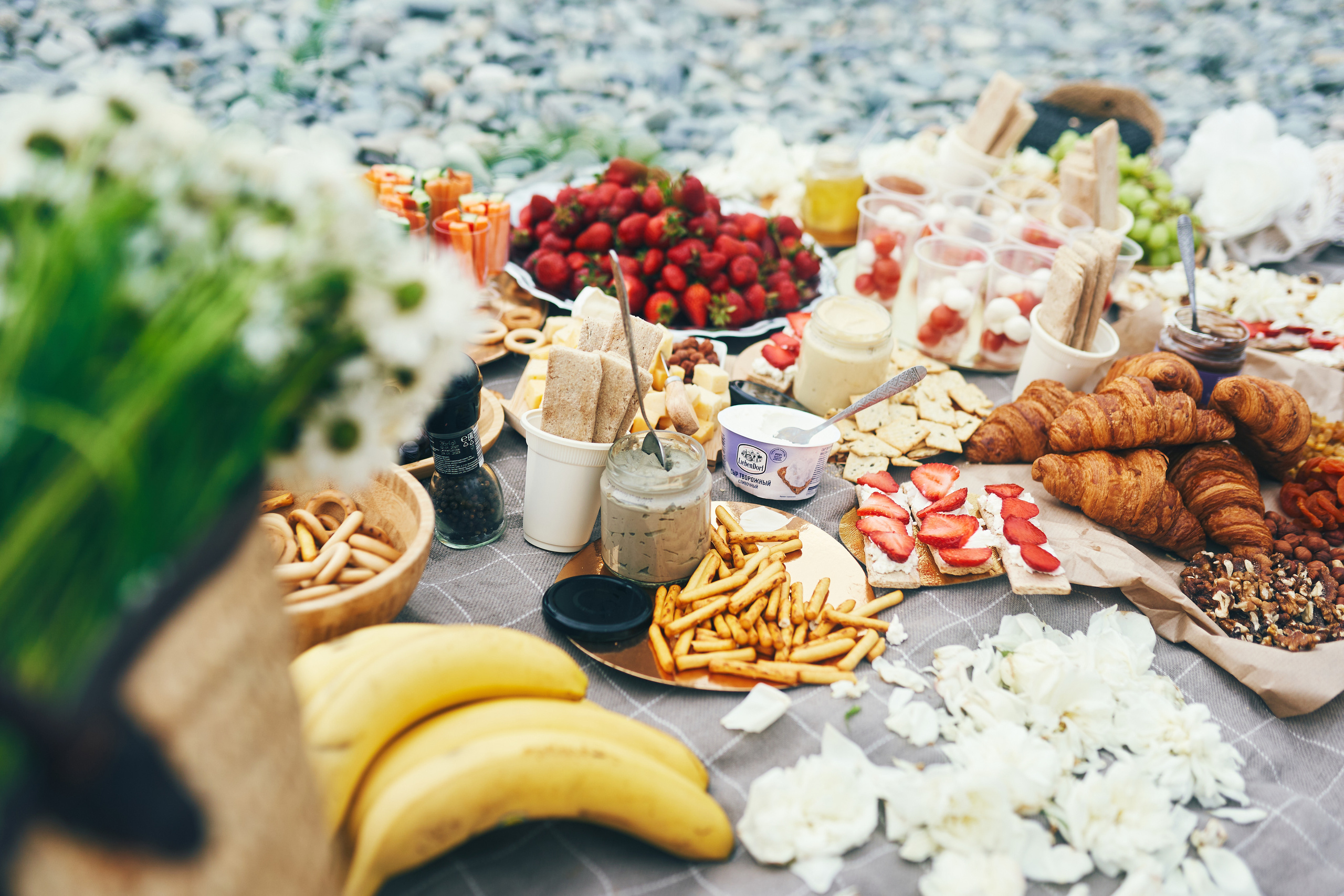 Репортажная съемка женского пикника на берегу Черного моря. Фотограф в Сочи Катя Гончарова
