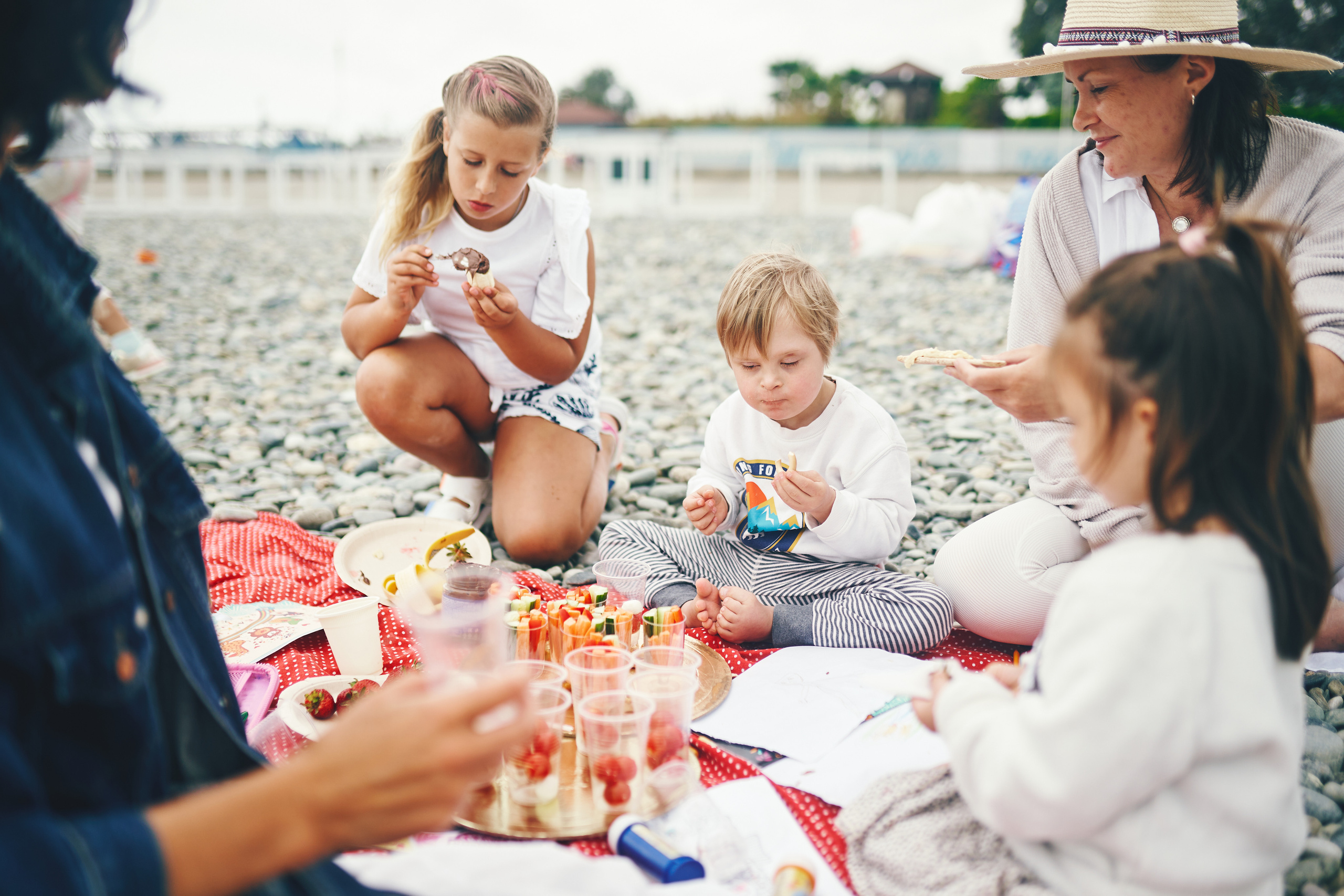 Репортажная съемка женского пикника на берегу Черного моря. Фотограф в Сочи Катя Гончарова