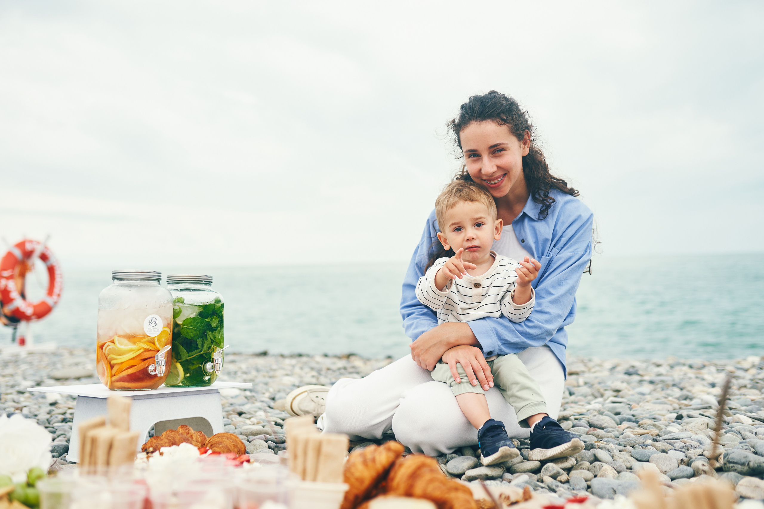 Репортажная съемка женского пикника на берегу Черного моря. Фотограф в Сочи Катя Гончарова