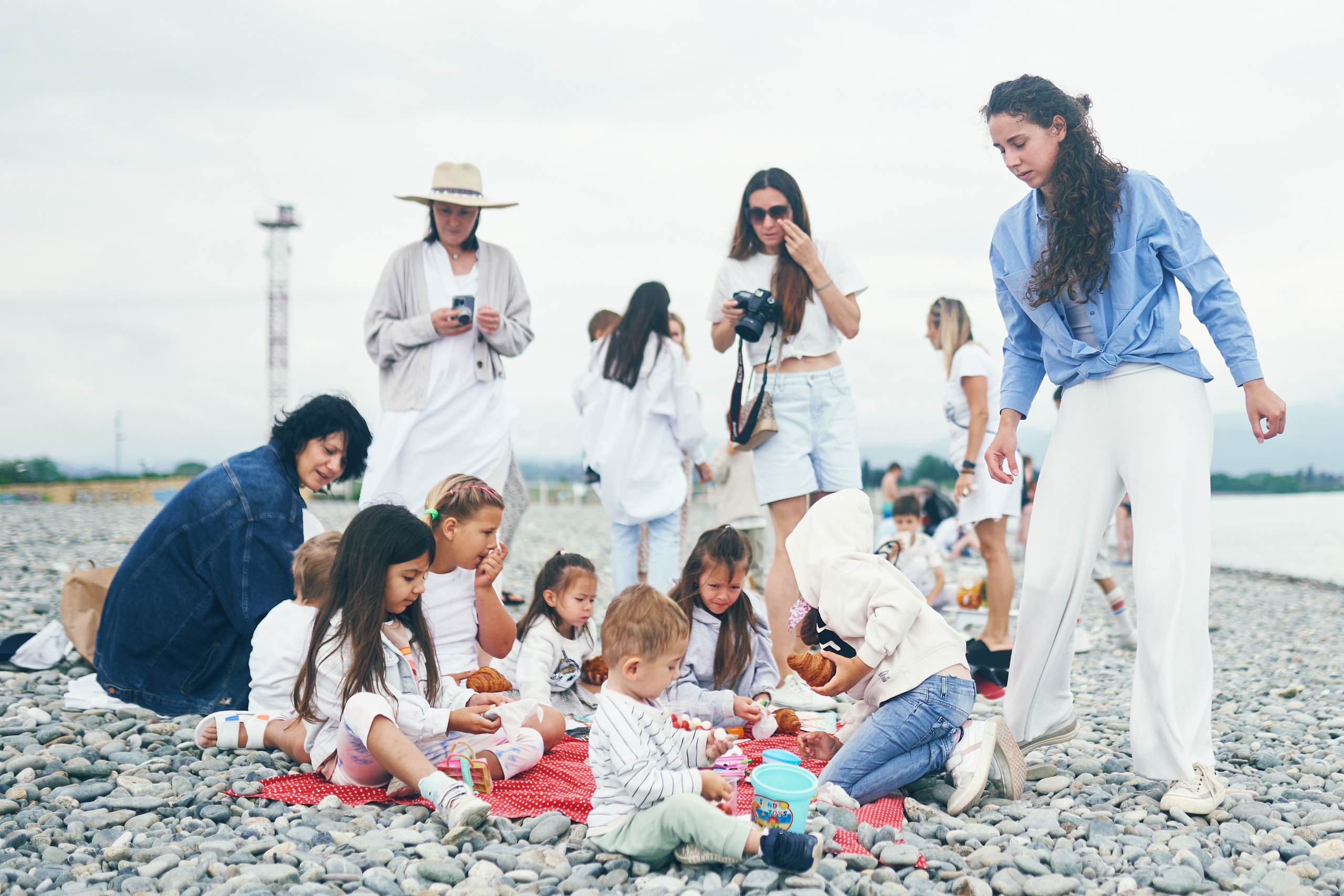 Репортажная съемка женского пикника на берегу Черного моря. Фотограф в Сочи Катя Гончарова