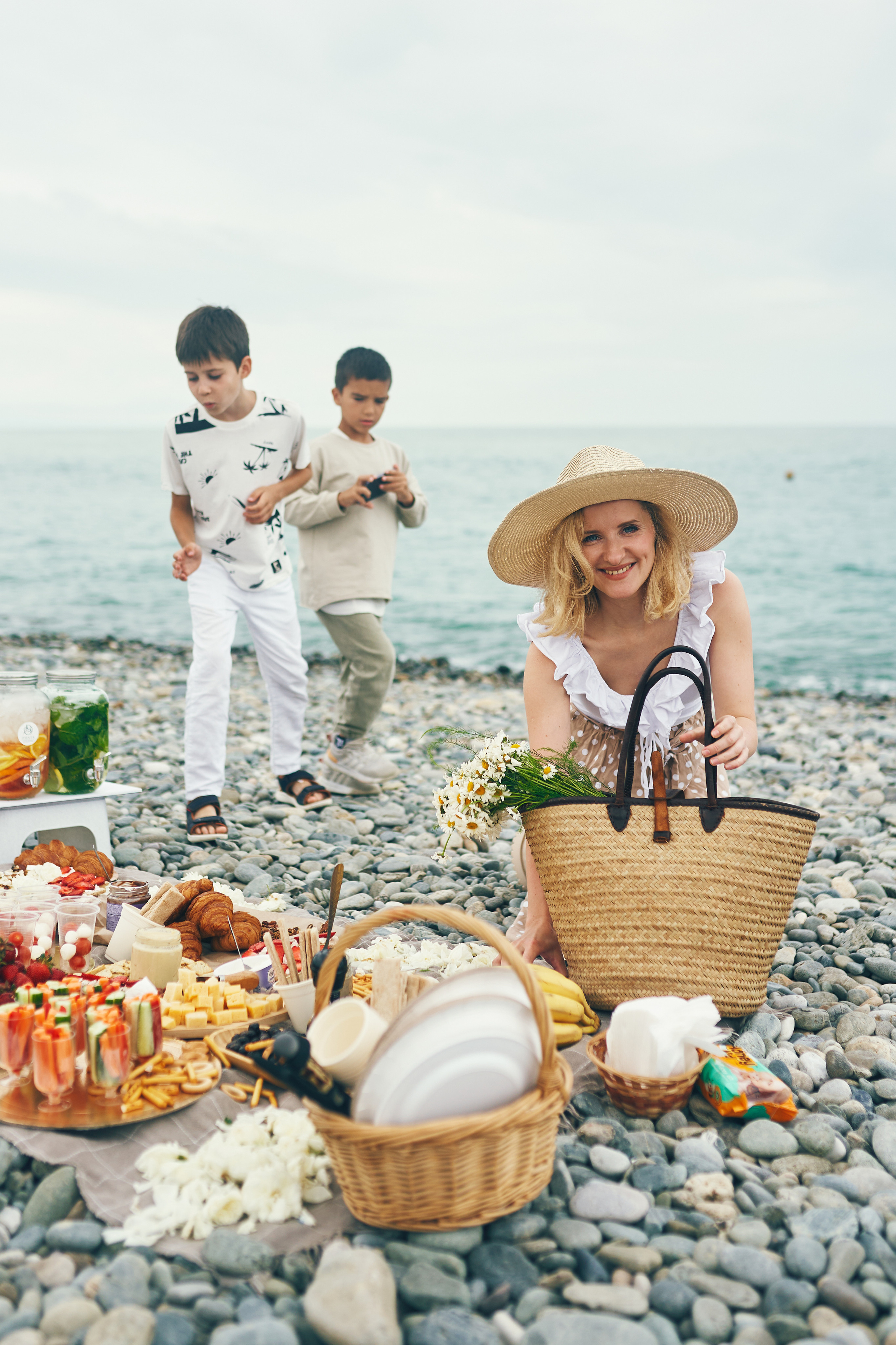 Репортажная съемка женского пикника на берегу Черного моря. Фотограф в Сочи Катя Гончарова
