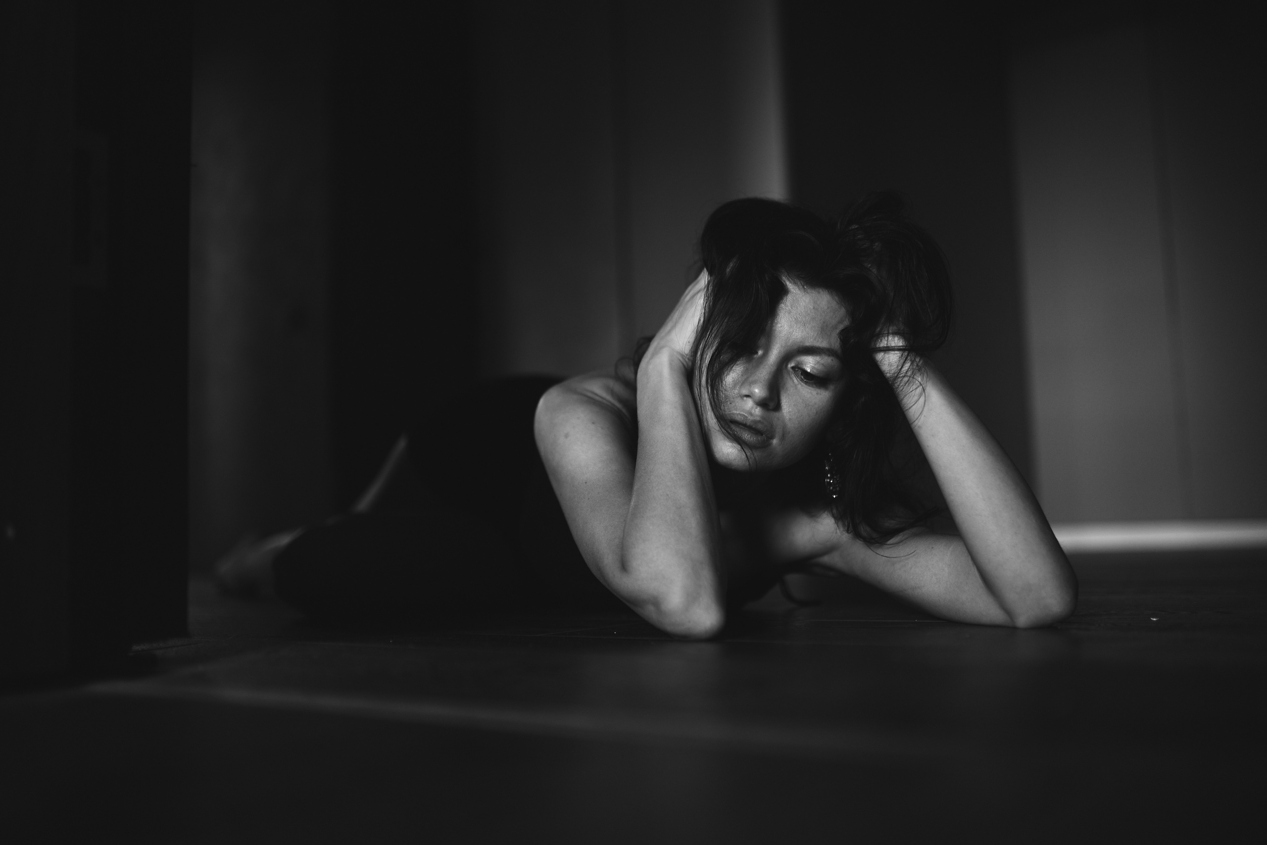 Фотосессия в черно белом стиле, женский черно-белый портрет. Фотограф в Сочи Катя Гончарова