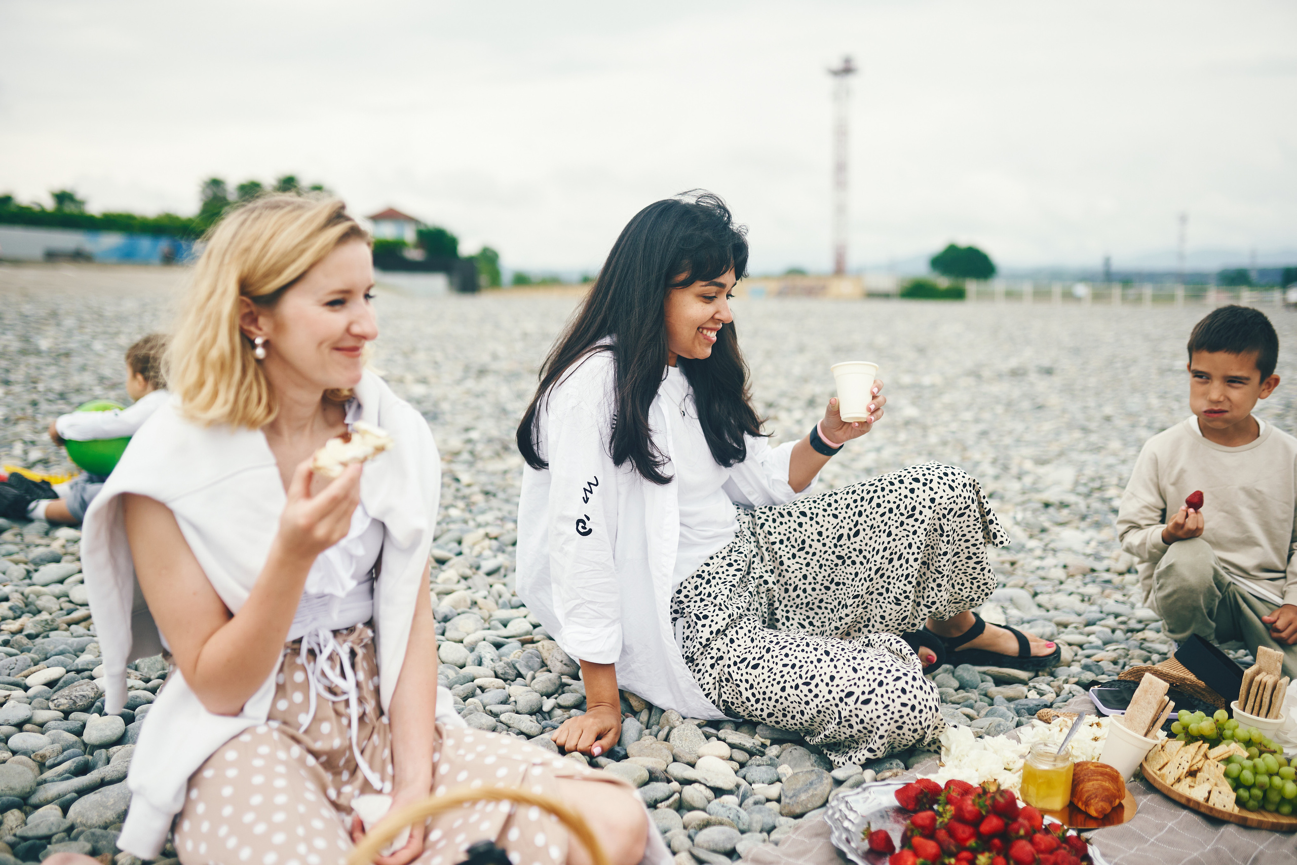 Репортажная съемка женского пикника на берегу Черного моря. Фотограф в Сочи Катя Гончарова