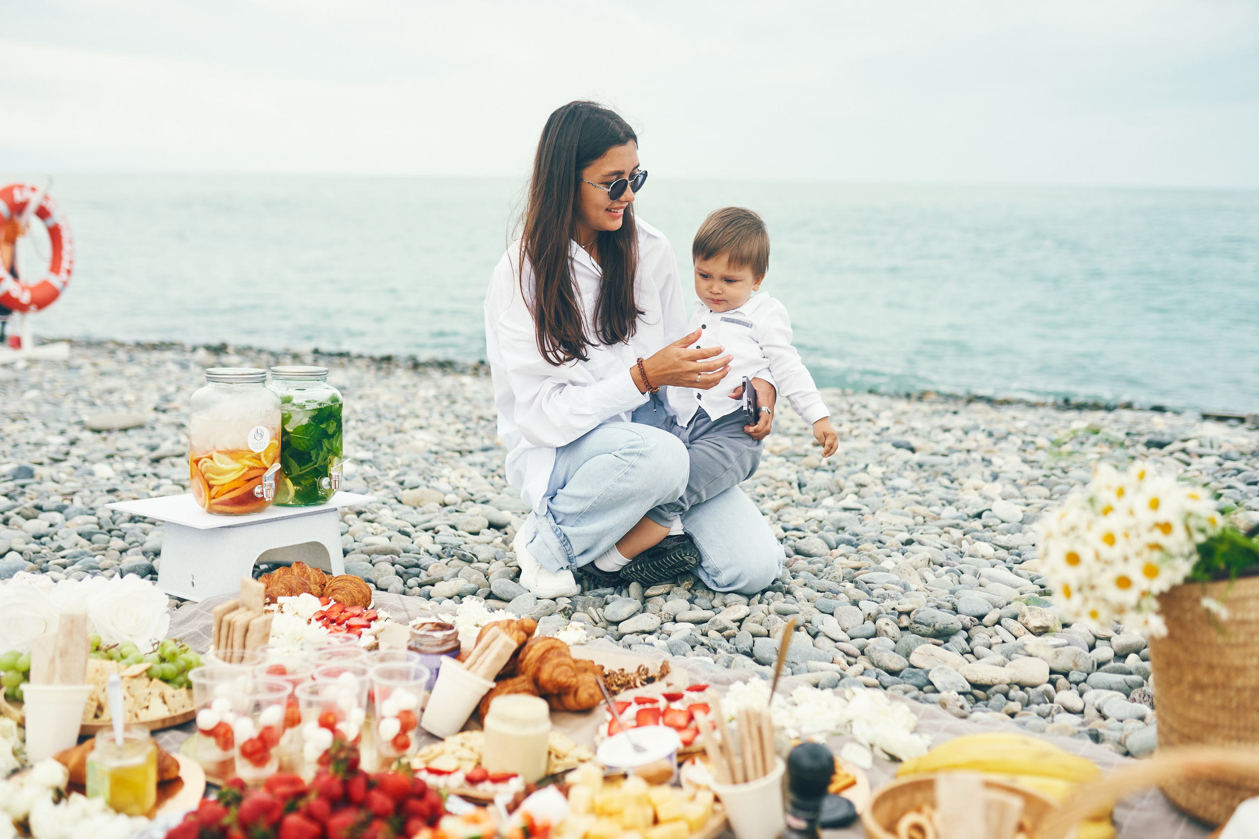 Репортажная съемка женского пикника на берегу Черного моря. Фотограф в Сочи Катя Гончарова