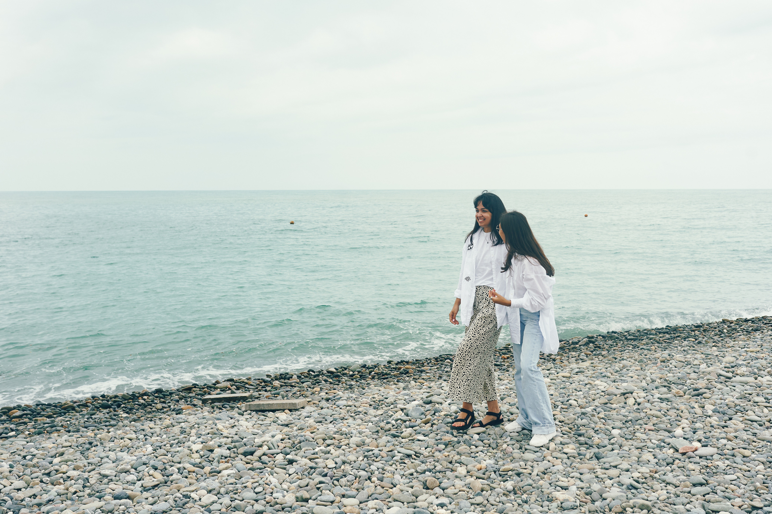 Репортажная съемка женского пикника на берегу Черного моря. Фотограф в Сочи Катя Гончарова
