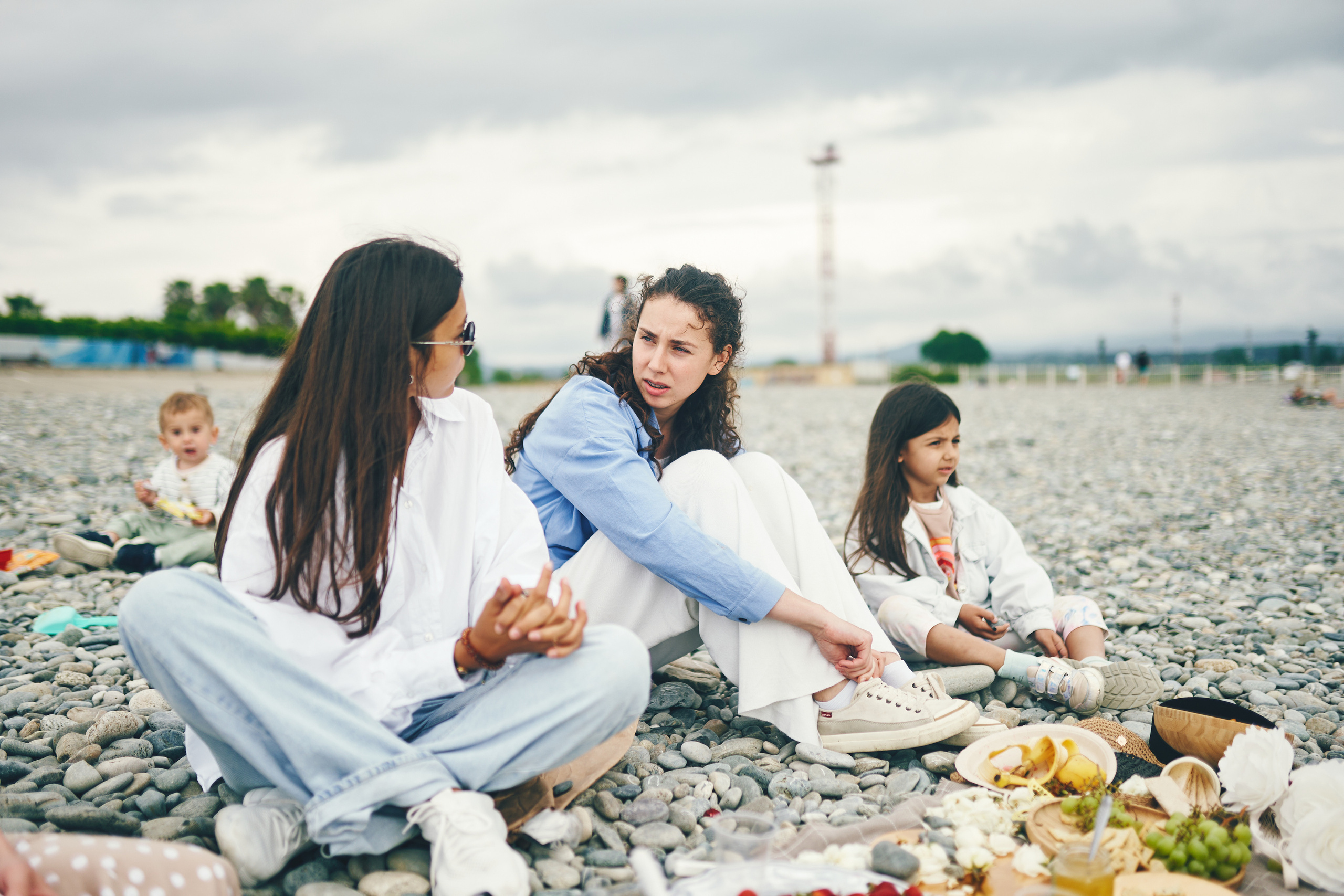 Репортажная съемка женского пикника на берегу Черного моря. Фотограф в Сочи Катя Гончарова
