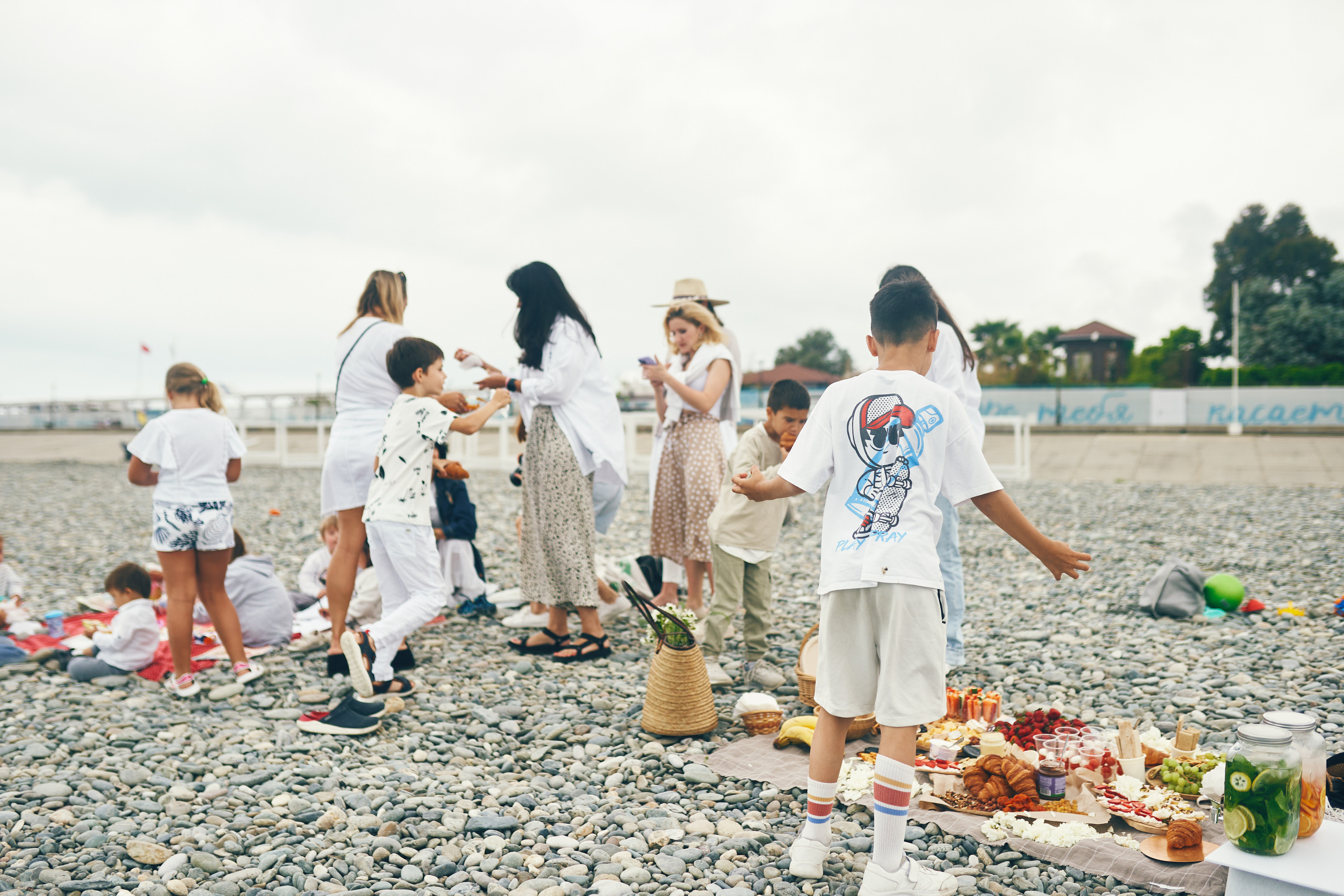 Репортажная съемка женского пикника на берегу Черного моря. Фотограф в Сочи Катя Гончарова