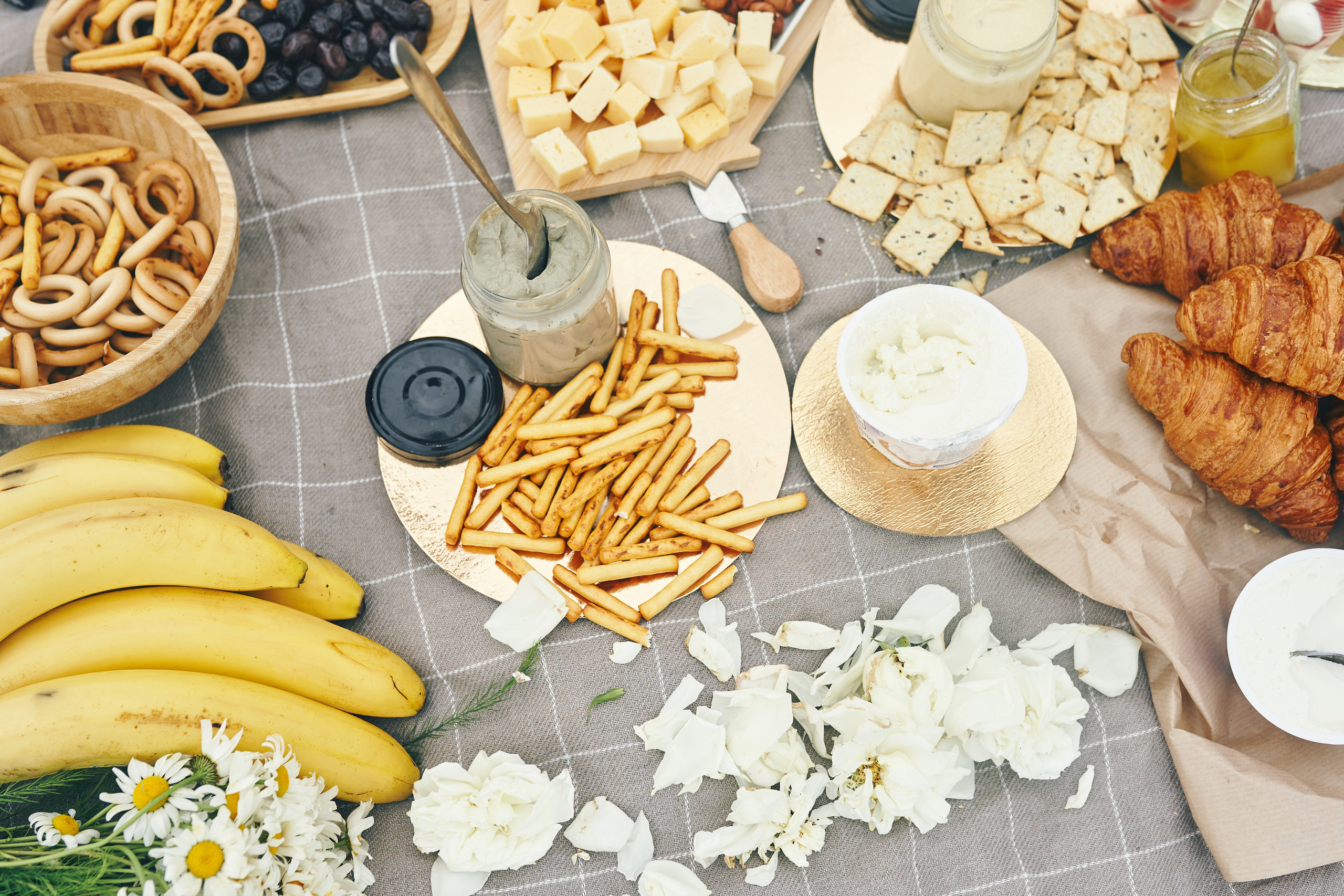 Репортажная съемка женского пикника на берегу Черного моря. Фотограф в Сочи Катя Гончарова