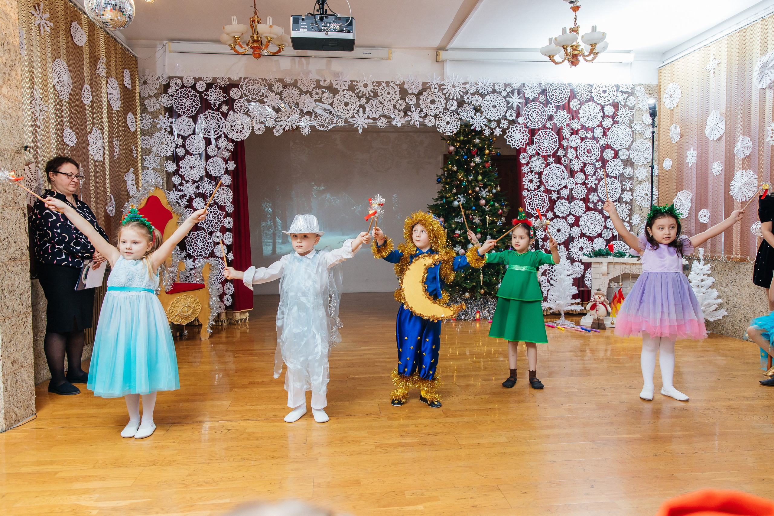 Детский сад № 93 — Утренник (27.12.2024). Свадебный и семейный фотограф Крамар Наталья