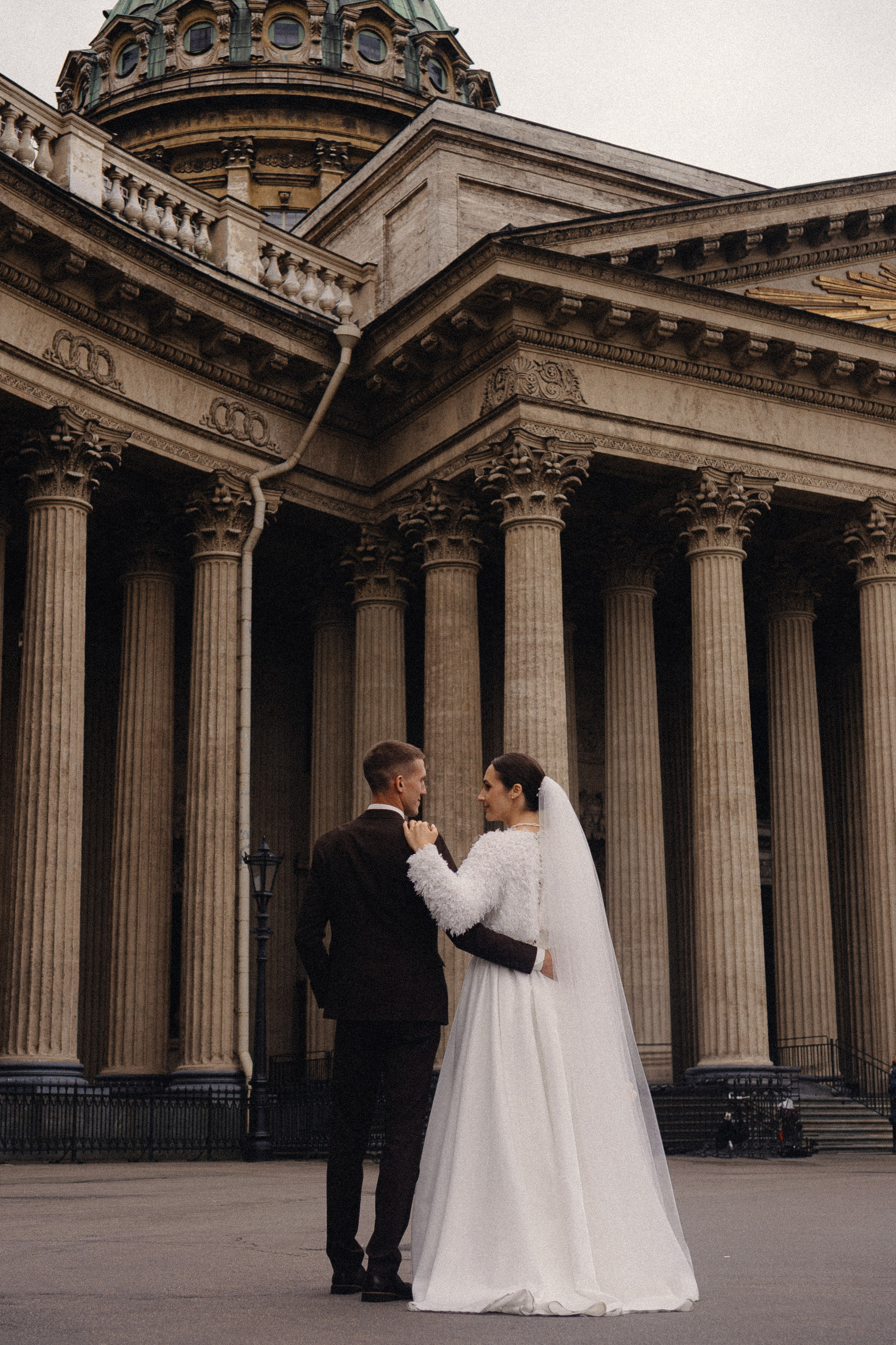 СВАДЕБНАЯ ПРОГУЛКА В САНТК-ПЕТЕРБУРГЕ (ИСАКИЕВСКИЙ СОБОР, ЗИМНЯЯ КАНАВКА, ЭРМИТАЖ И БОЛЬШАЯ МОРСКАЯ УЛИЦА). Профессиональный фотограф, Санкт-Петербург — Виктория Богомолова