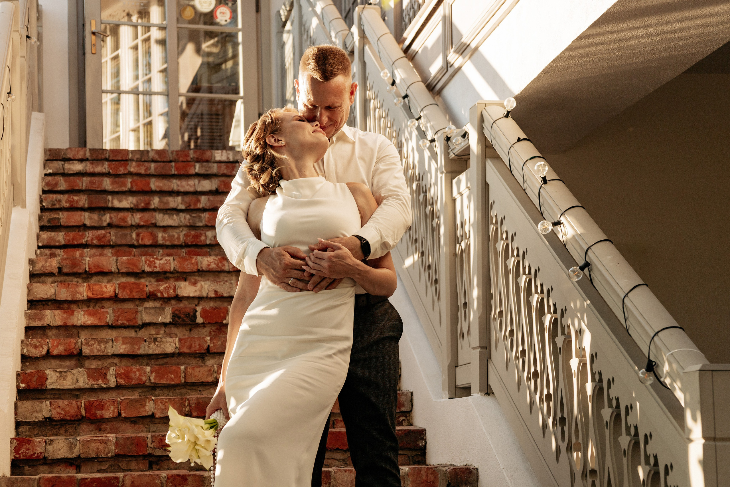 Отражение влюбленной пары в зеркальной глади озера Абрау