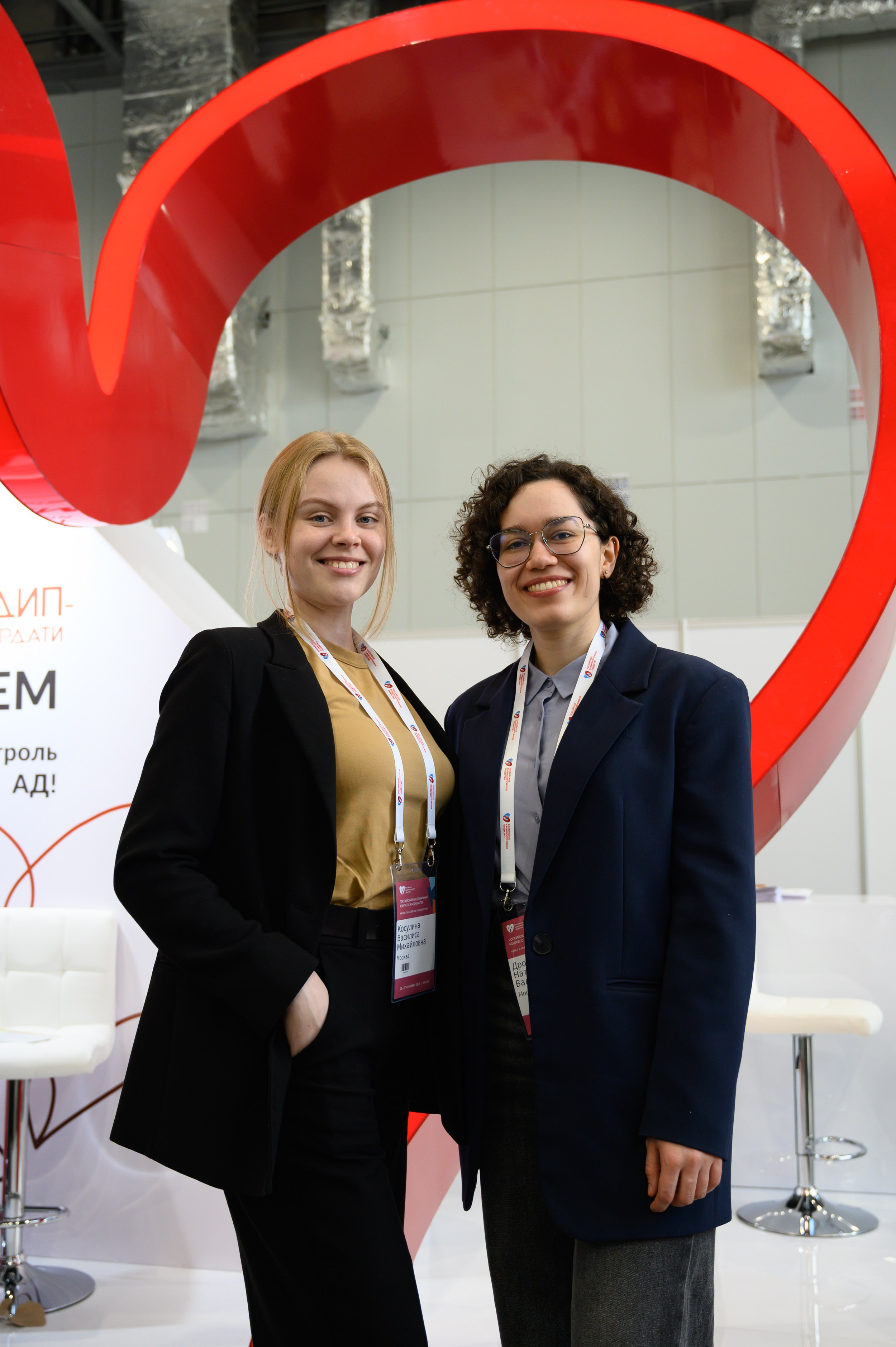 Участницы конгресса кардиологов у бренд-зоны, профессиональный репортаж в Казани от фотографа Клейменова