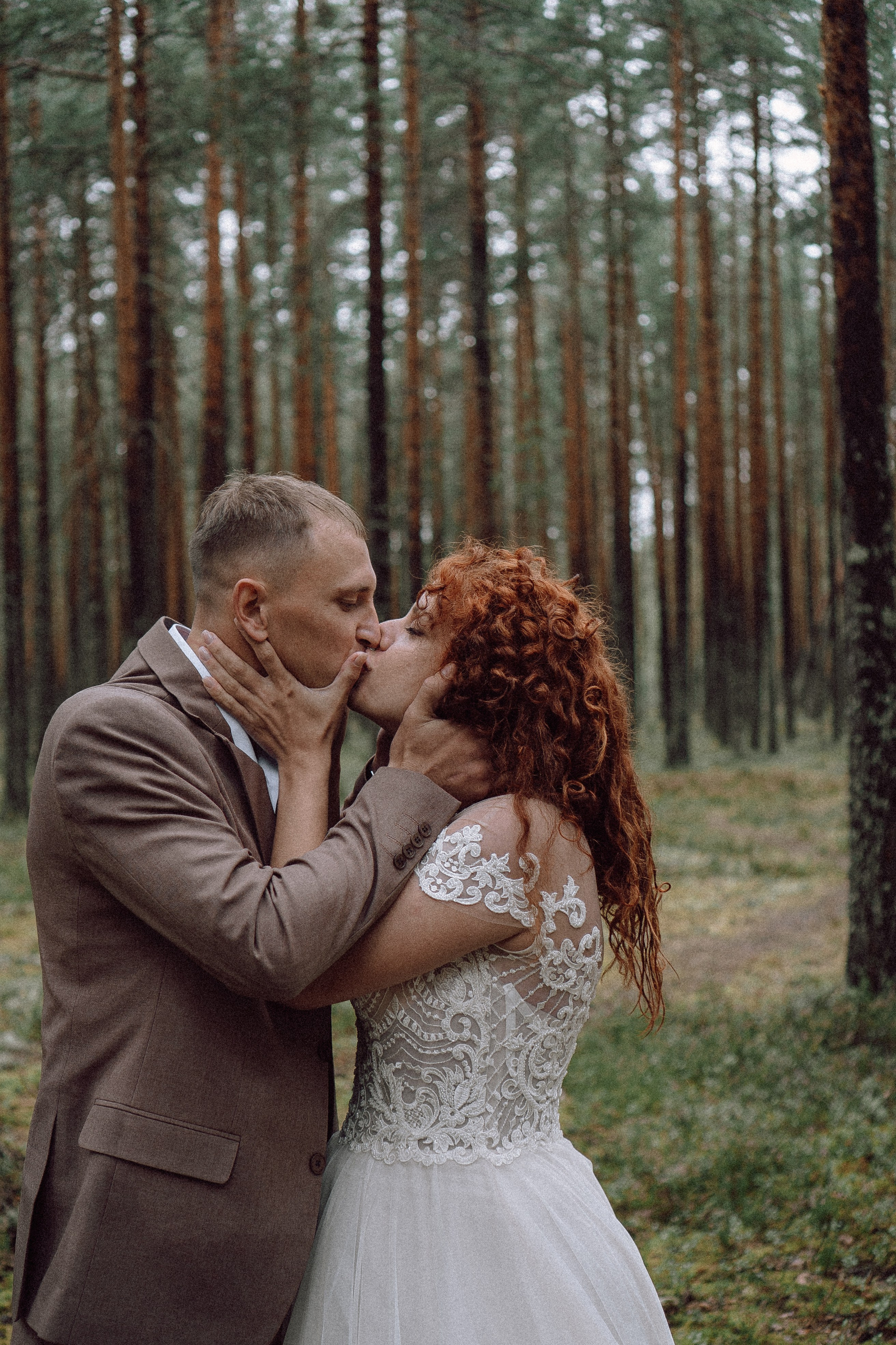 СВАДЕБНАЯ ФОТОСЕССИИЯ ПАРЫ В ГОРОДЕ ПРИОЗЕРСК В СОСНОВОМ ЛЕСУ И С ПИКАПОМ. Профессиональный фотограф, Санкт-Петербург — Виктория Богомолова