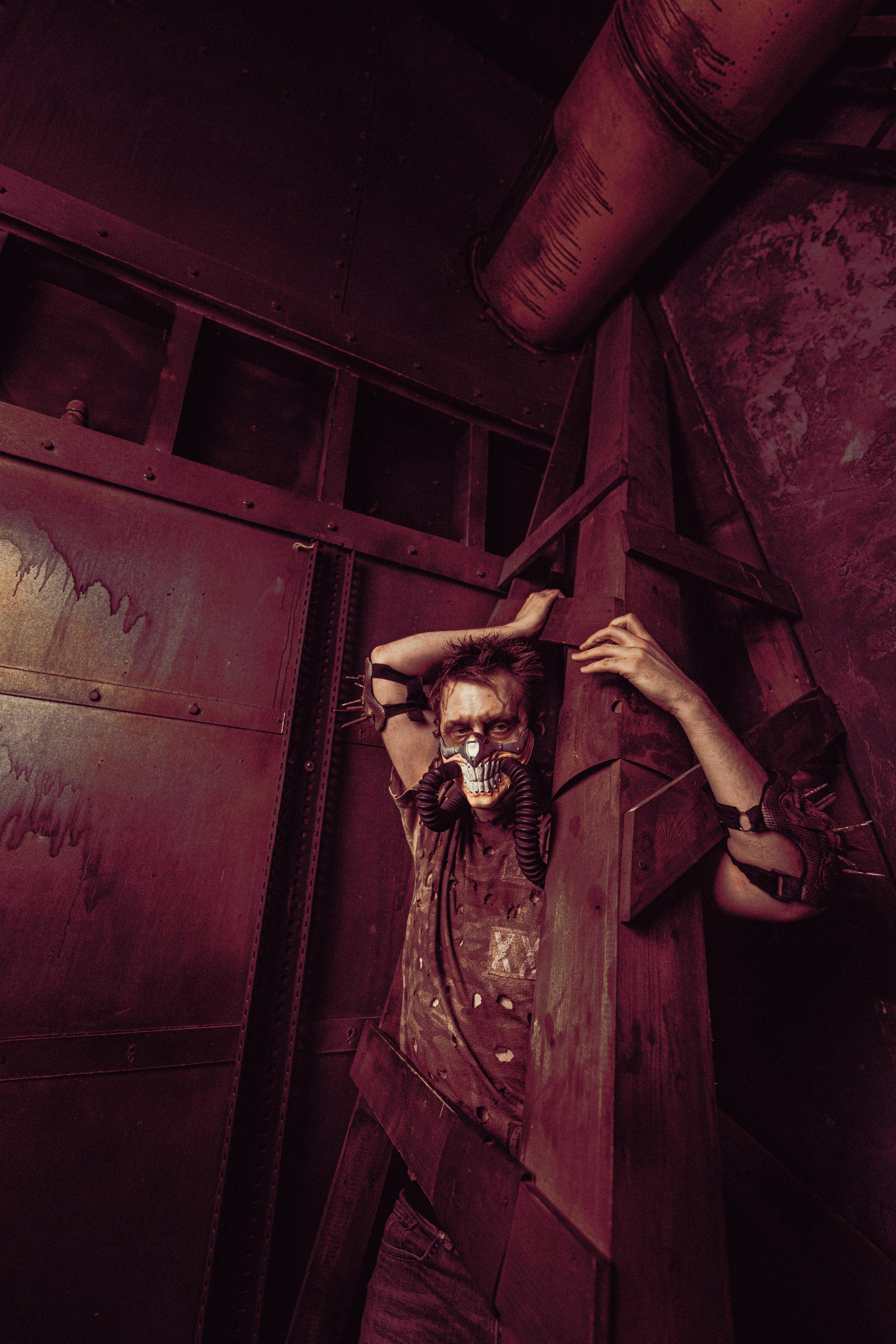 Безумный Макс на неоновой фабрике. Фотограф Балаев Михаил