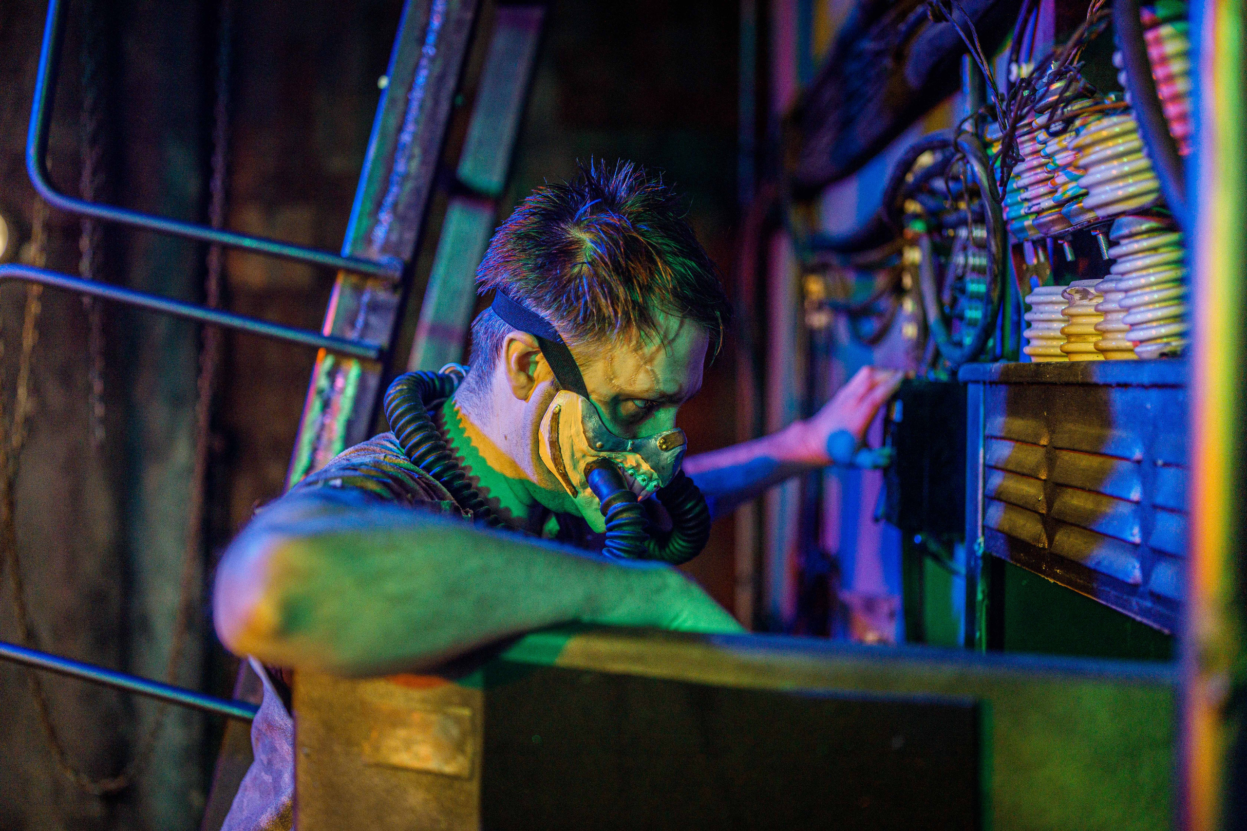 Безумный Макс на неоновой фабрике. Фотограф Балаев Михаил