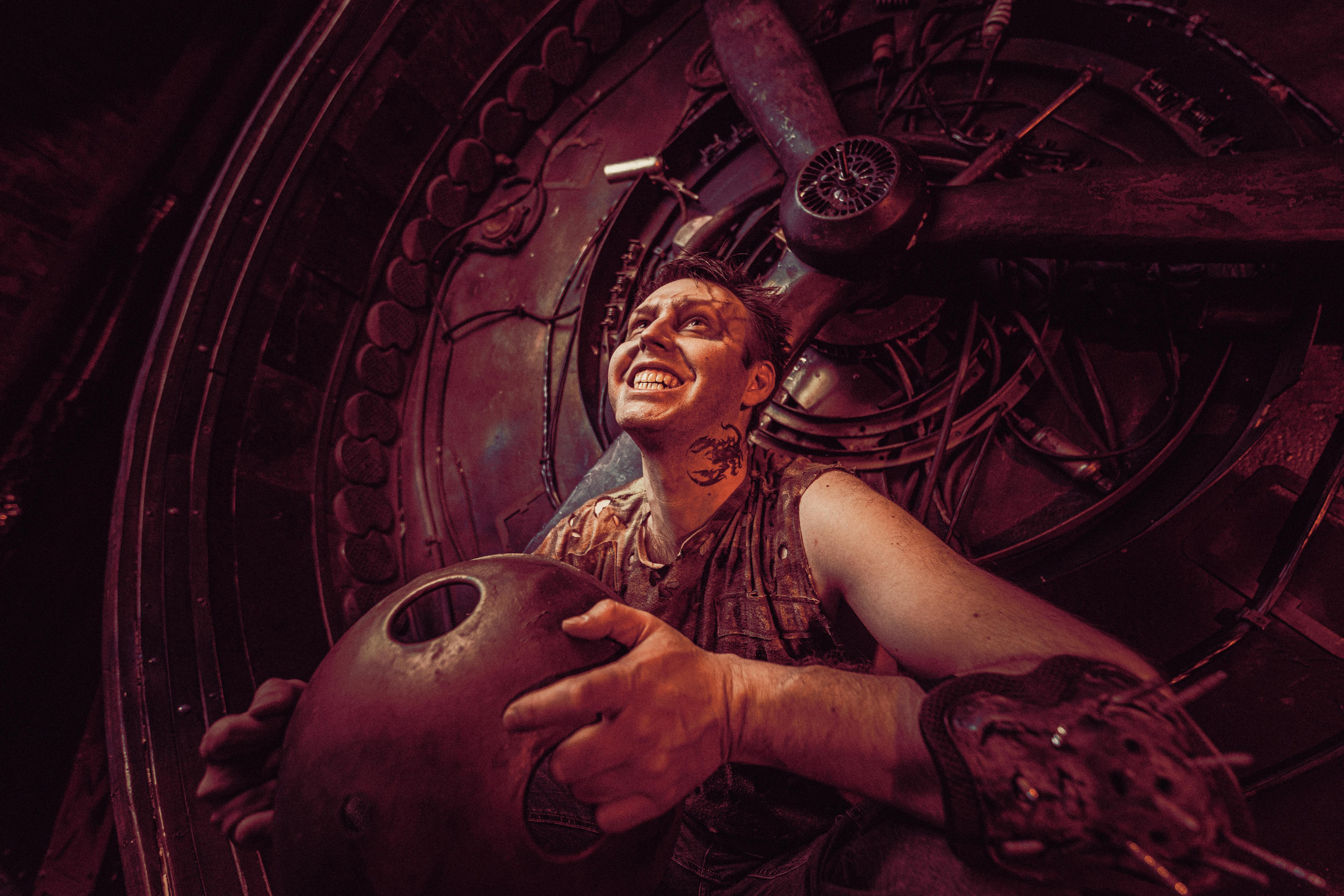 Безумный Макс на неоновой фабрике. Фотограф Балаев Михаил