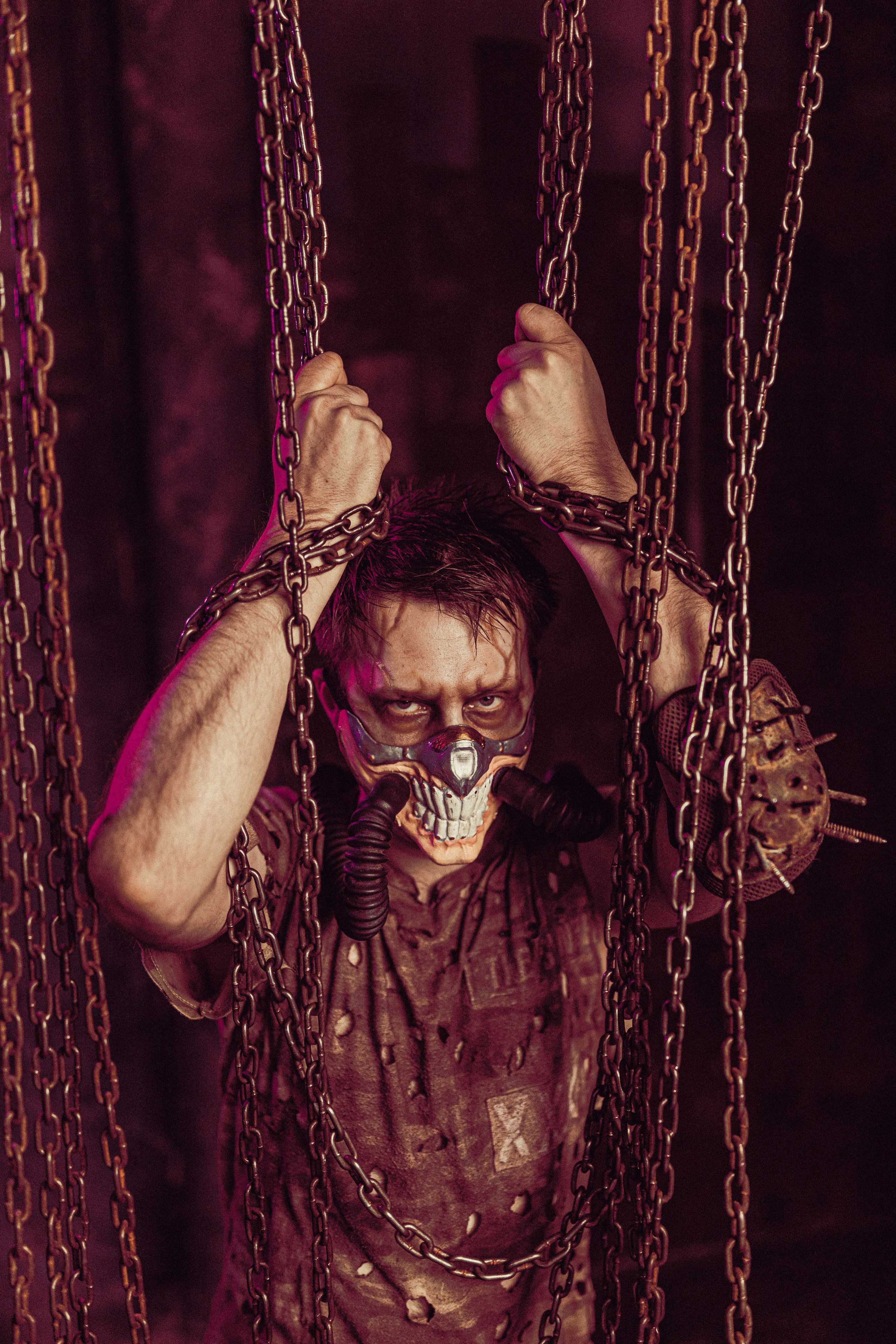 Безумный Макс на неоновой фабрике. Фотограф Балаев Михаил