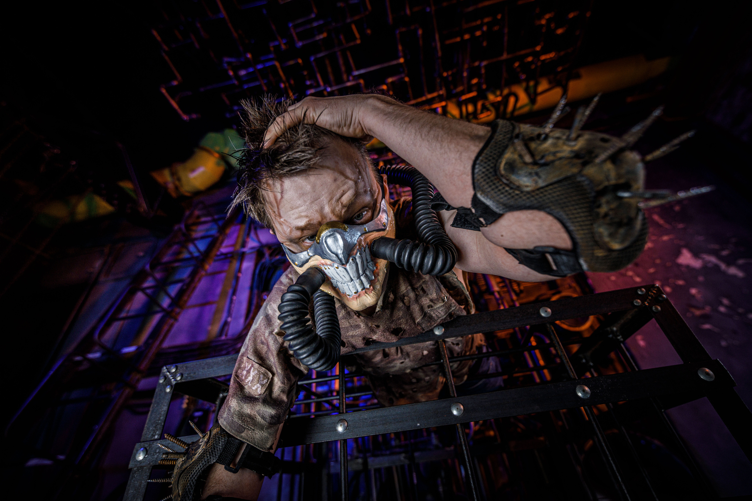 Безумный Макс на неоновой фабрике. Фотограф Балаев Михаил