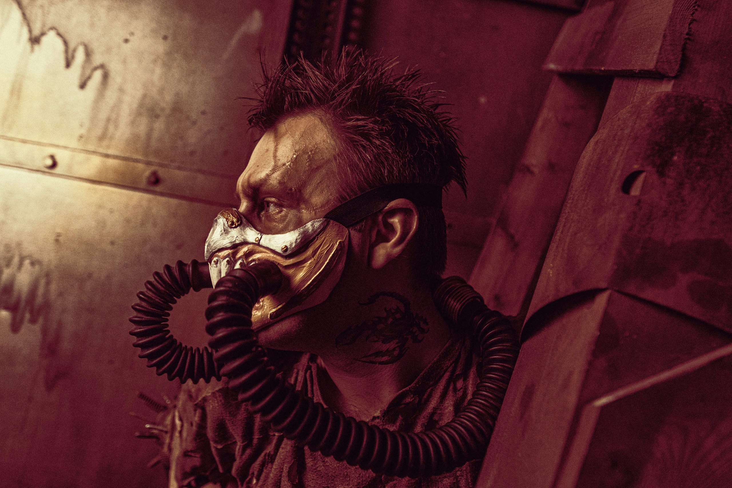 Безумный Макс на неоновой фабрике. Фотограф Балаев Михаил