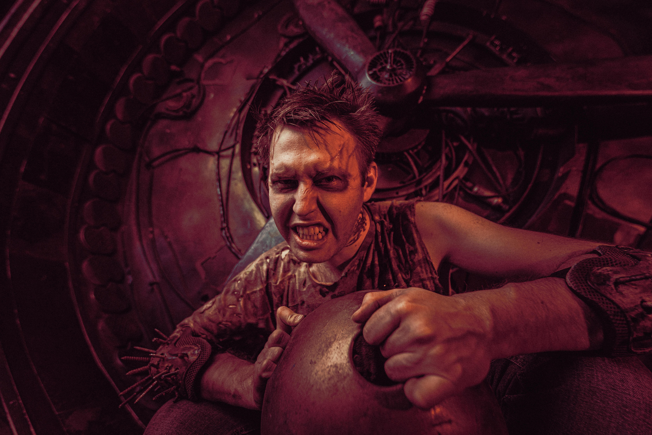 Безумный Макс на неоновой фабрике. Фотограф Балаев Михаил