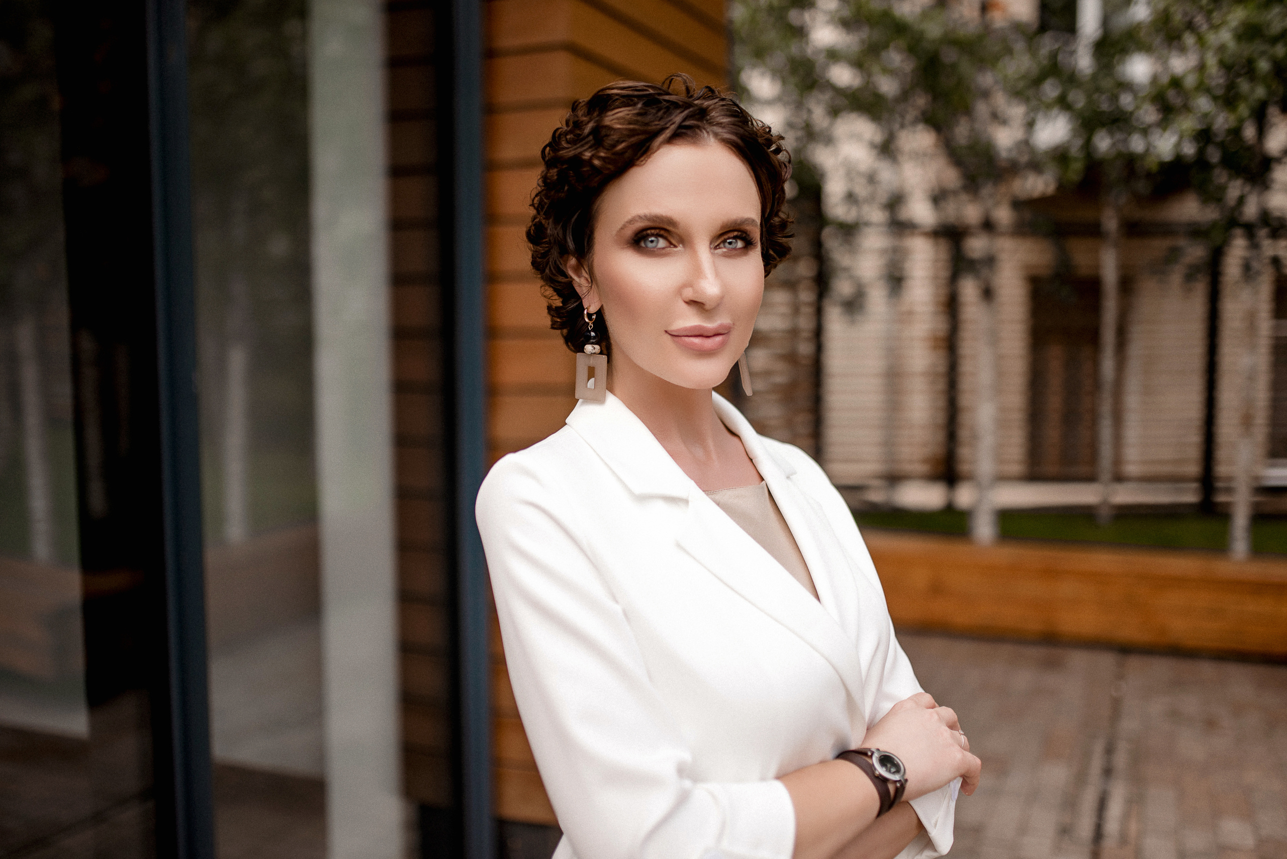 Бизнес портрет девушки в белом пиджаке