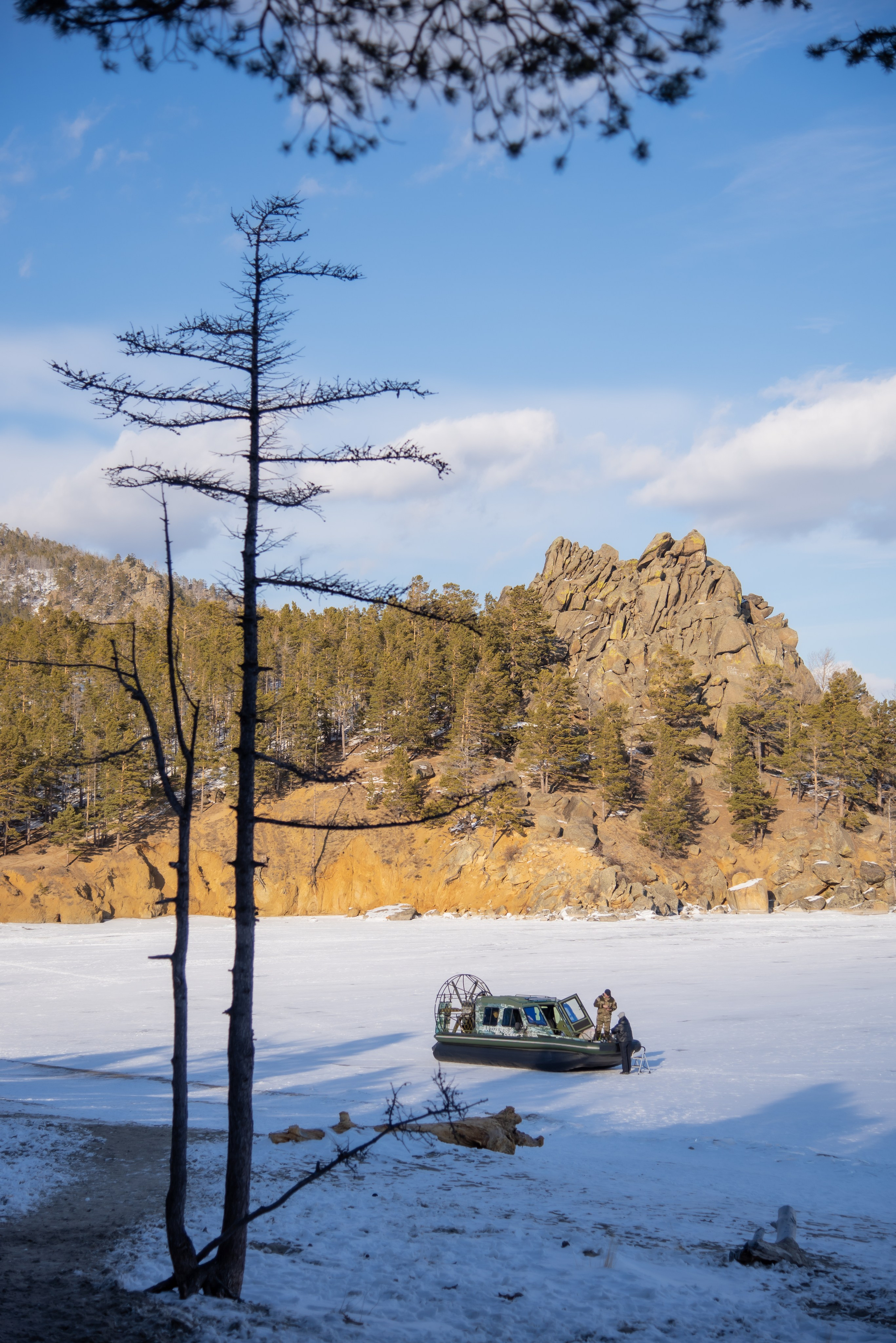 Большое Голоустное. Байкал. Занимаюсь профессиональной фотографией и живу рядом с Байкалом. Работаю в разных жанрах