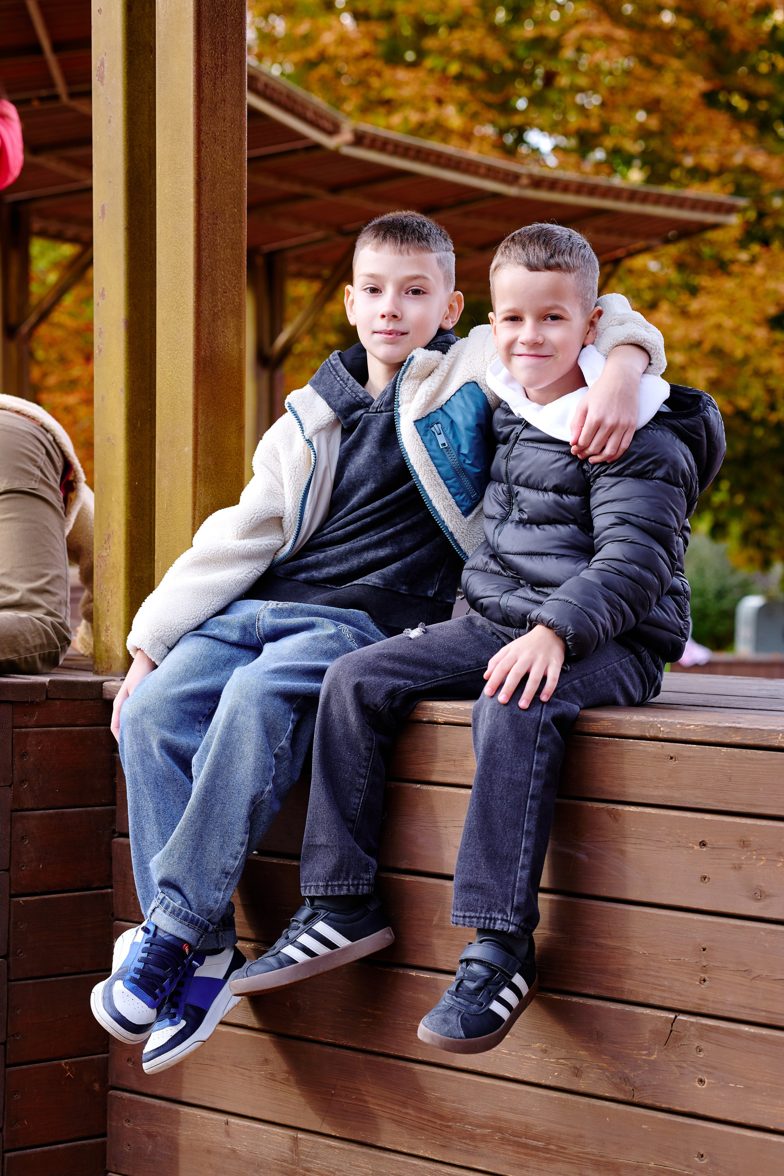 Прогулка в парке классом. Фотограф Выпускные альбомы Таганрог Сергей Коробченко