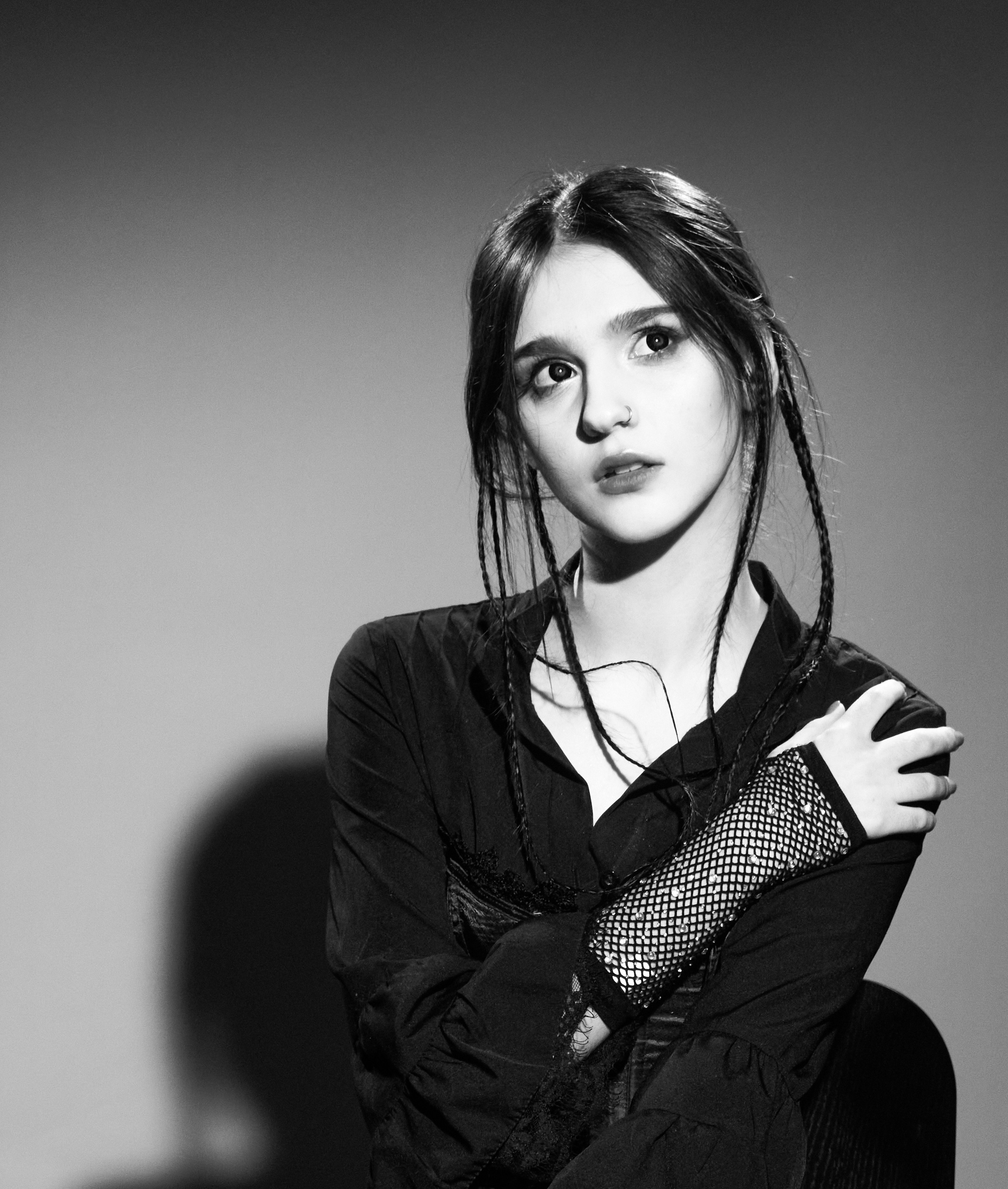 Чёрно-белый портрет с выразительным светотеневым рисунком, подчёркивающий черты лица и эмоции модели. Фотограф: Ожерельев Лев