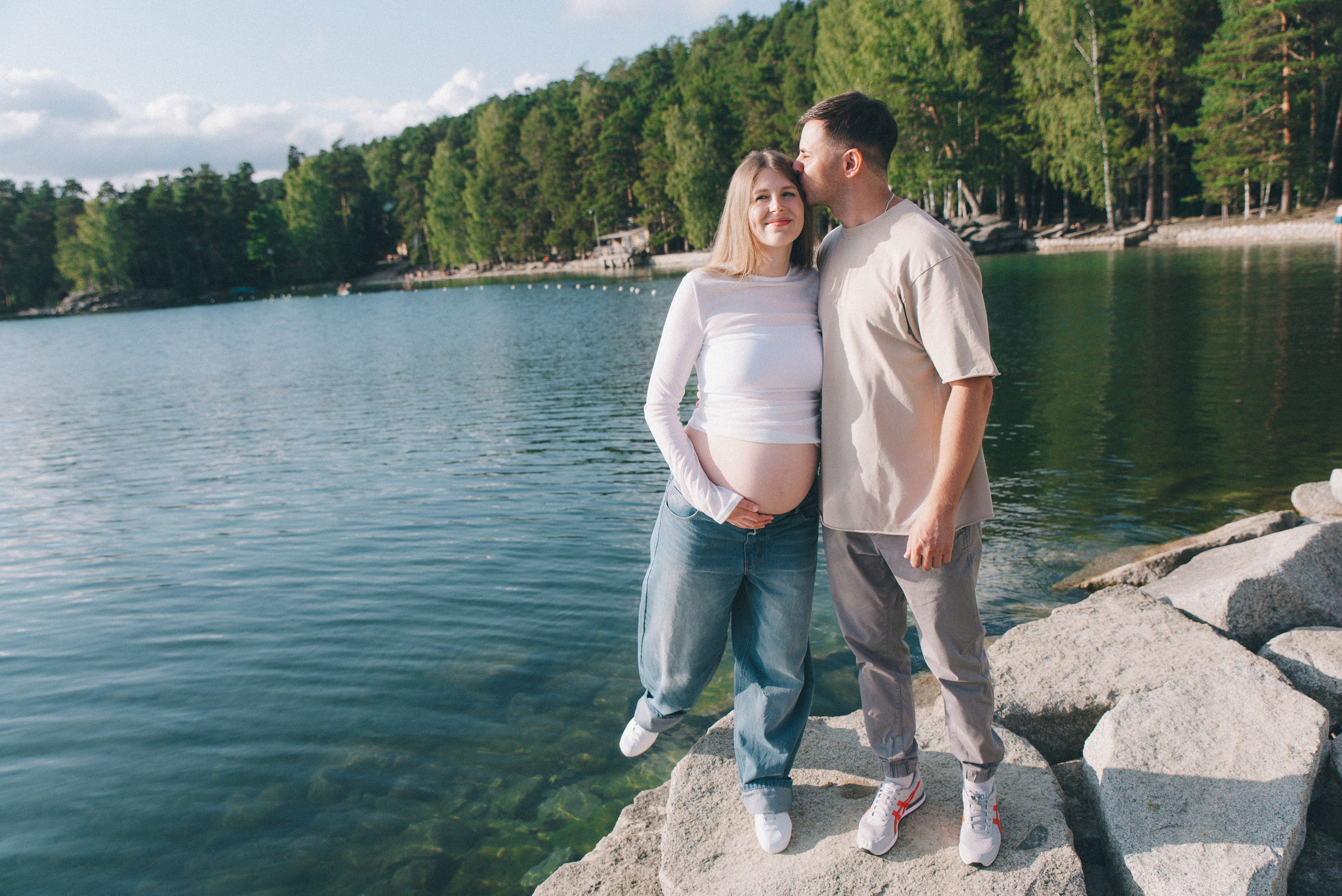 парень целует девушку 