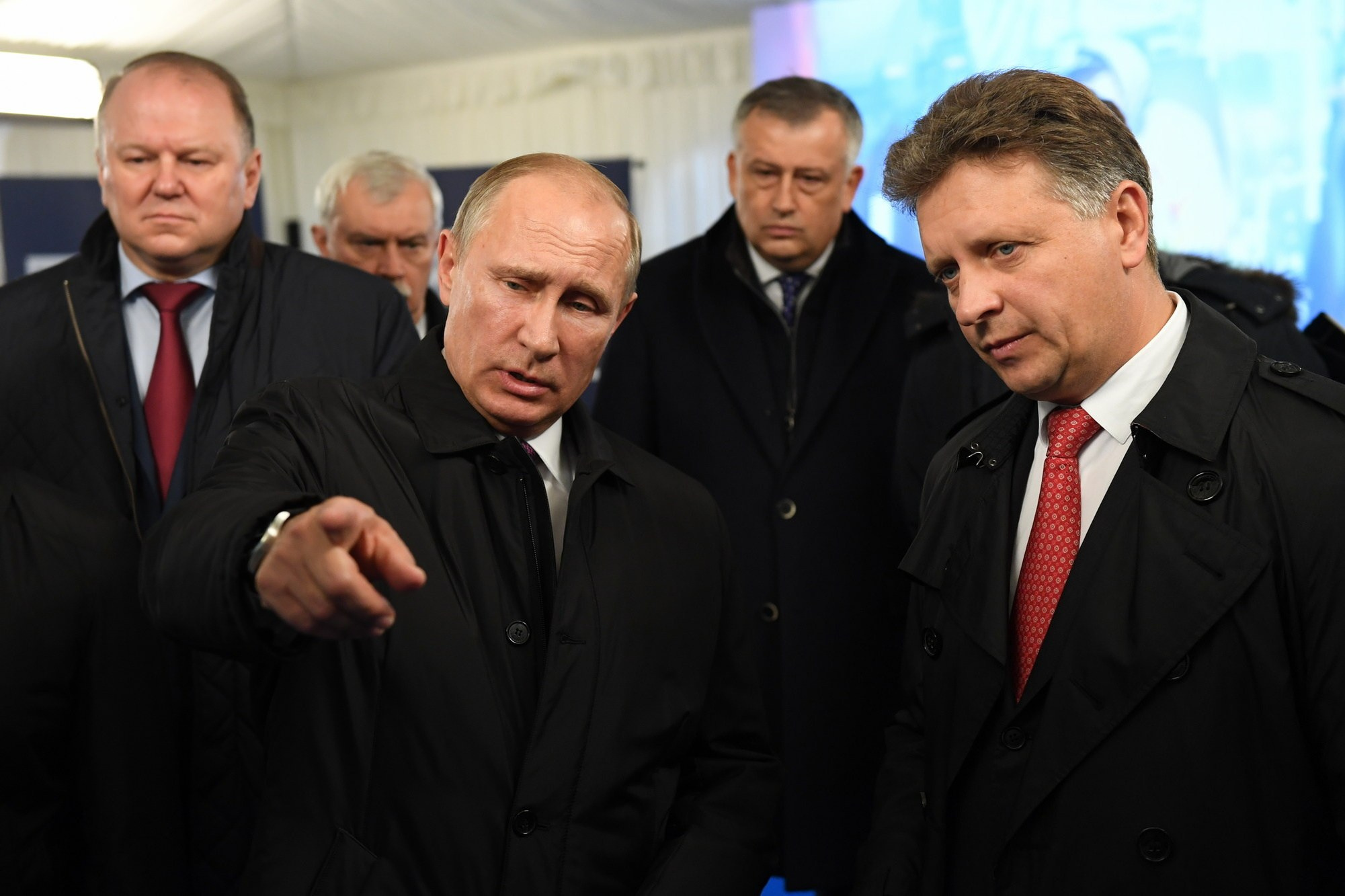 Президент России Владимир Путин разговаривает с министром транспорта РФ Максимом Соколовым на открытии Киевского шоссе, Ленинградская область, 14 октября 2017 года.