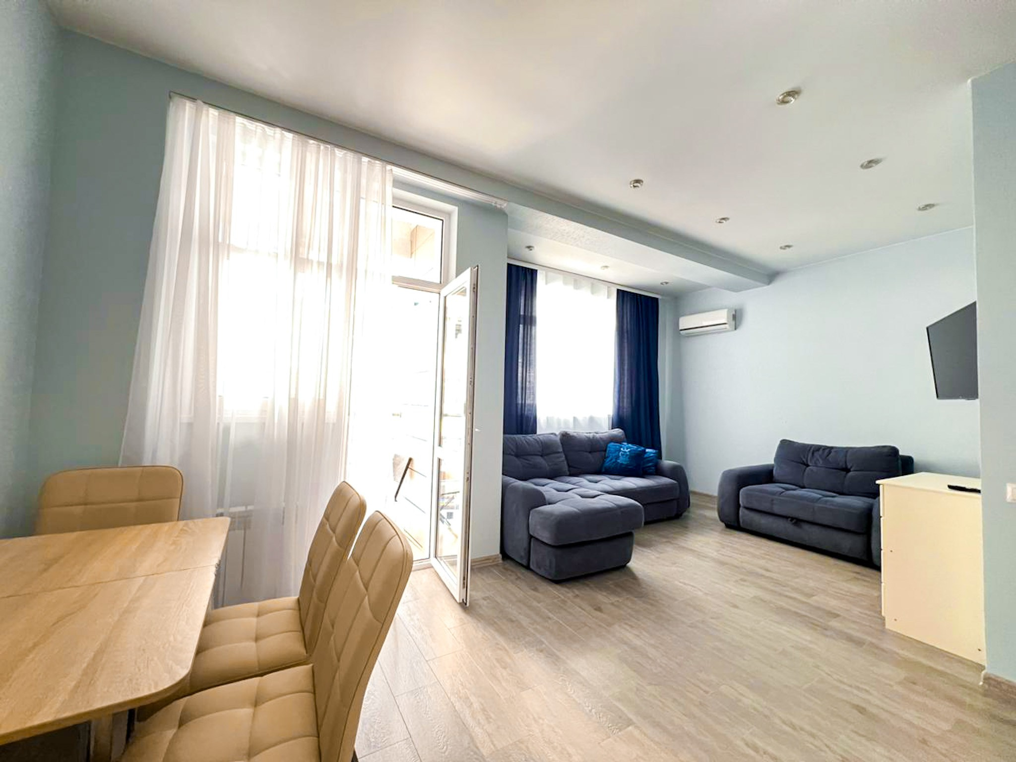 Просторная, уютная квартира с балконом в ж/к Посейдон, в 100 м от моря. Квартиры посуточно, длительно в Сочи, LARA APART GROUP