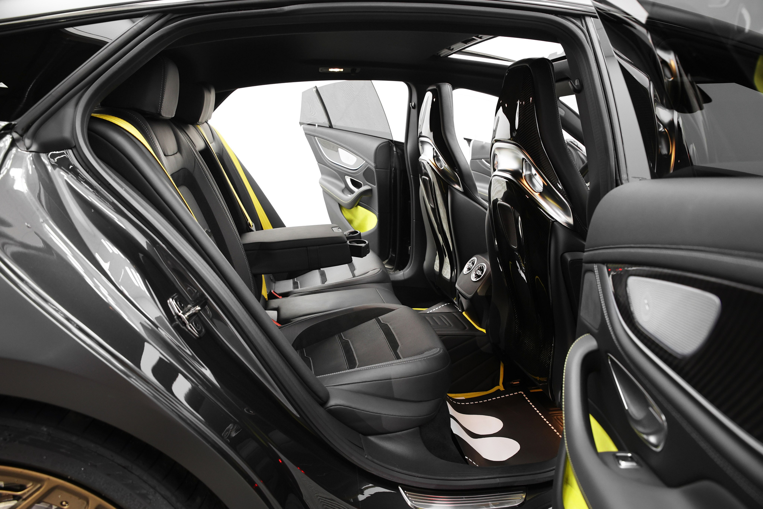 2019 MERCEDES BENZ GT63s AMG. Mixturecaptures