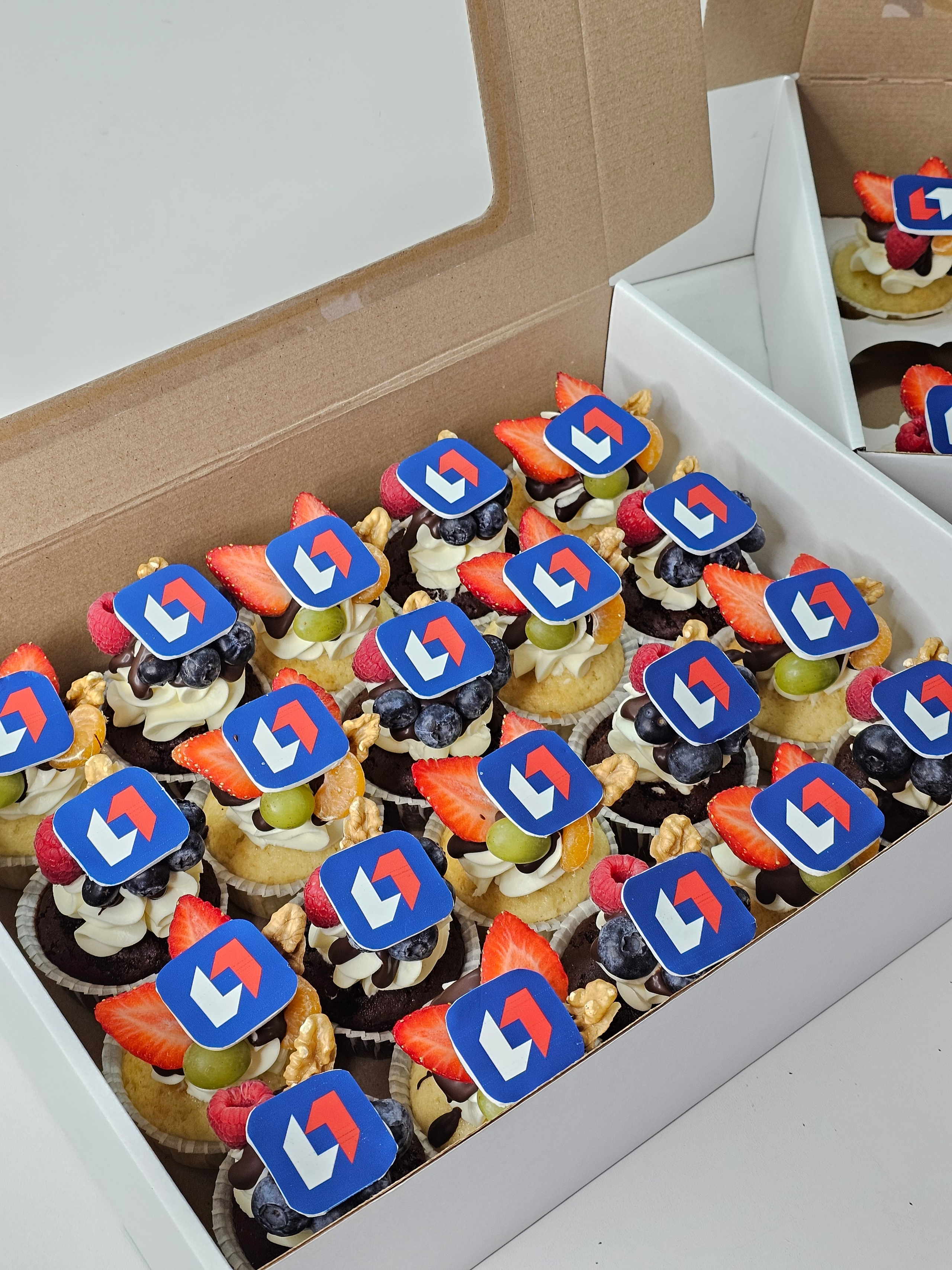 Капкейки фуршетные с логотипом. Katyasugarsugar капкейки, зефир, торты Москва