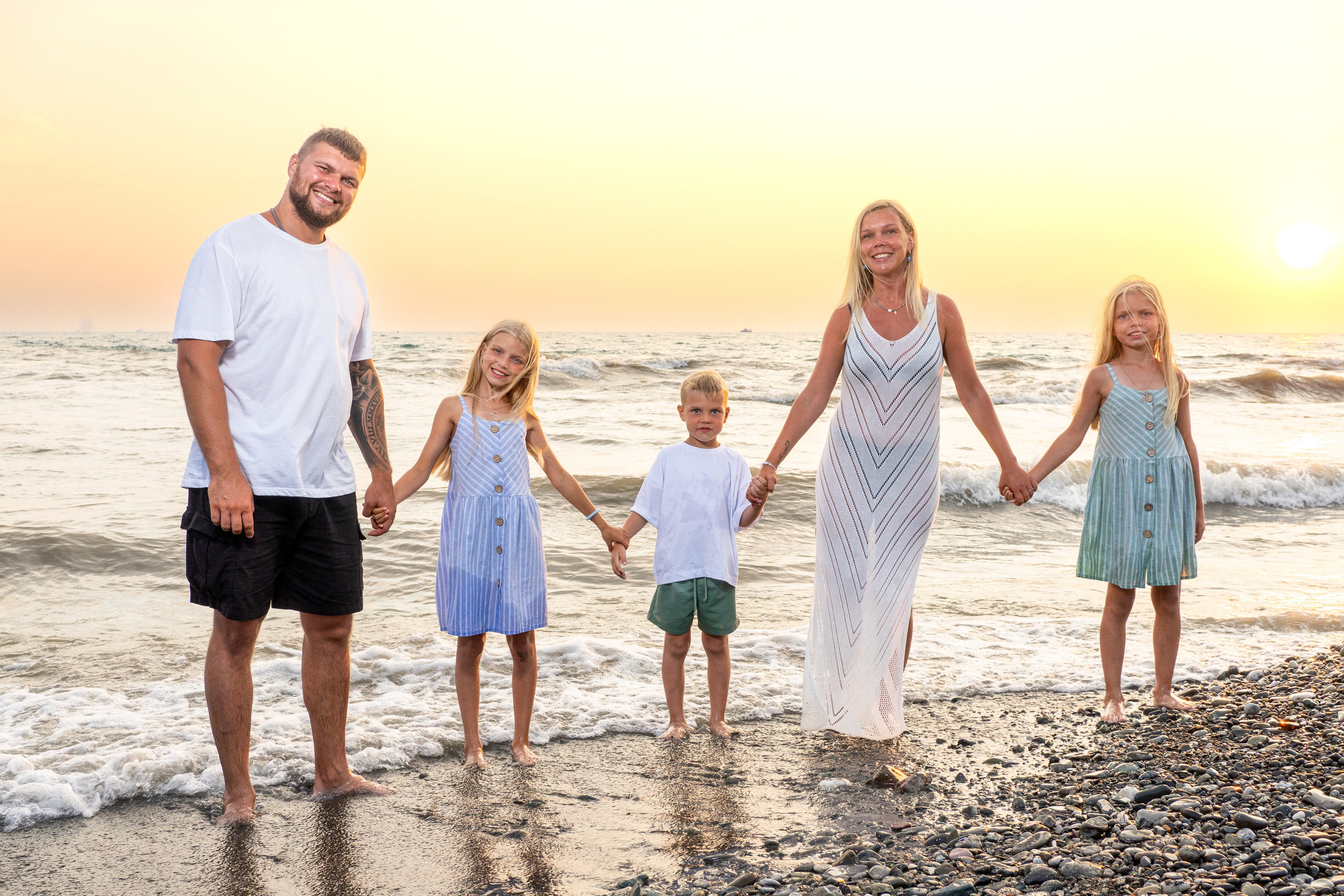 Семейная фотосессия на пляже. Фотограф в Сочи Тиунова Маргарита и Тиунов Евгений